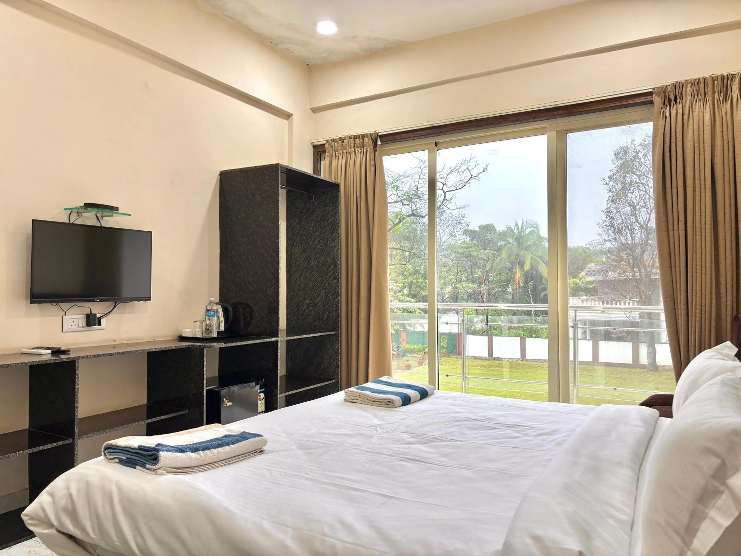 Bed in Misty Blues Resort & Villas