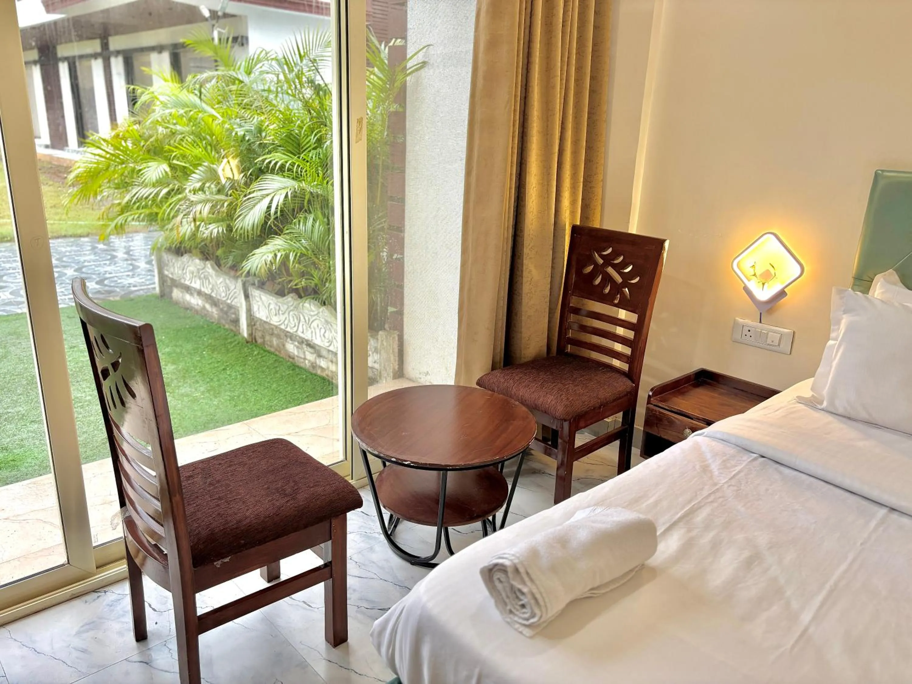Seating area, Bed in Misty Blues Resort & Villas