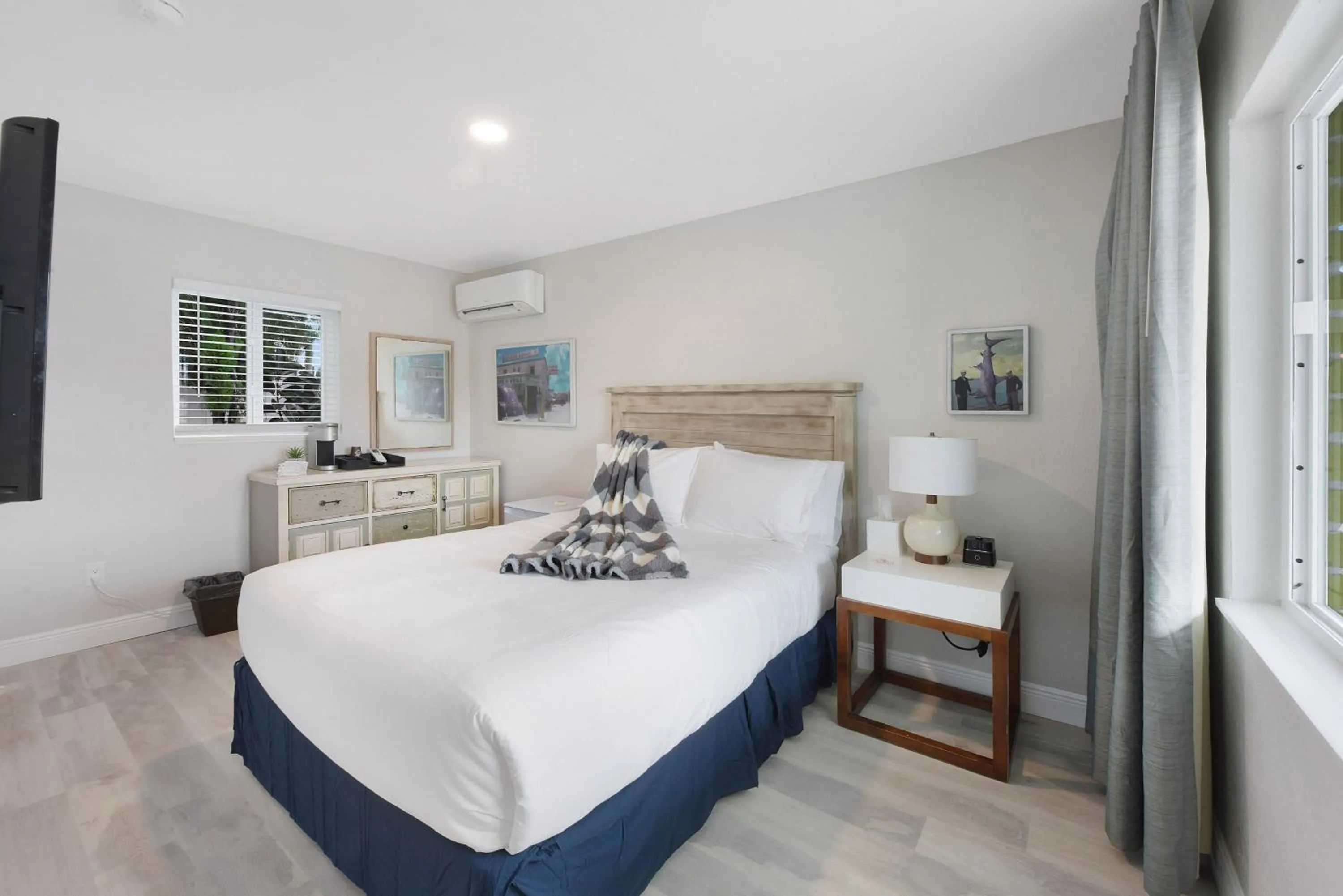 Bedroom, Bed in Palm Cove Motel