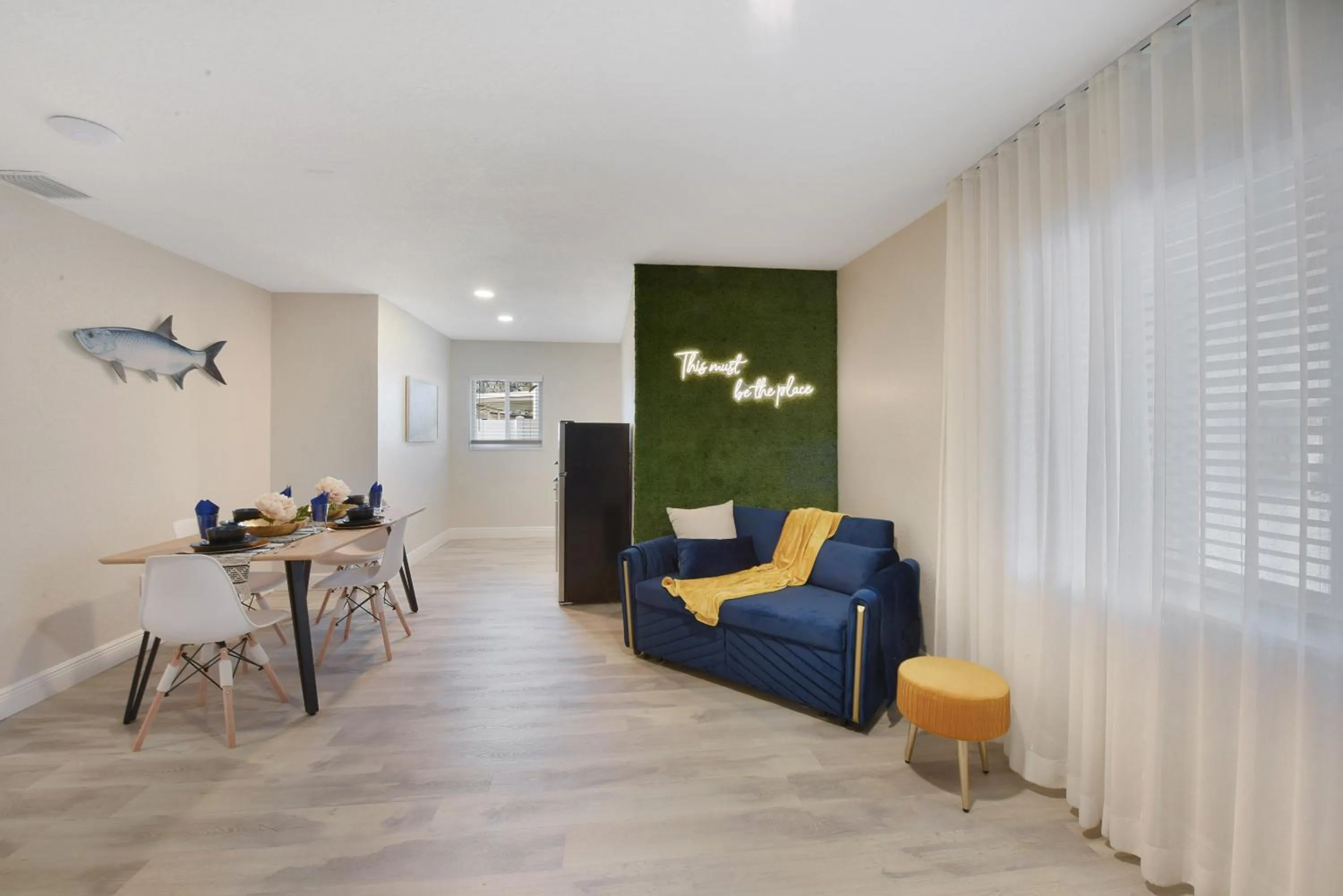 Living room in Palm Cove Motel