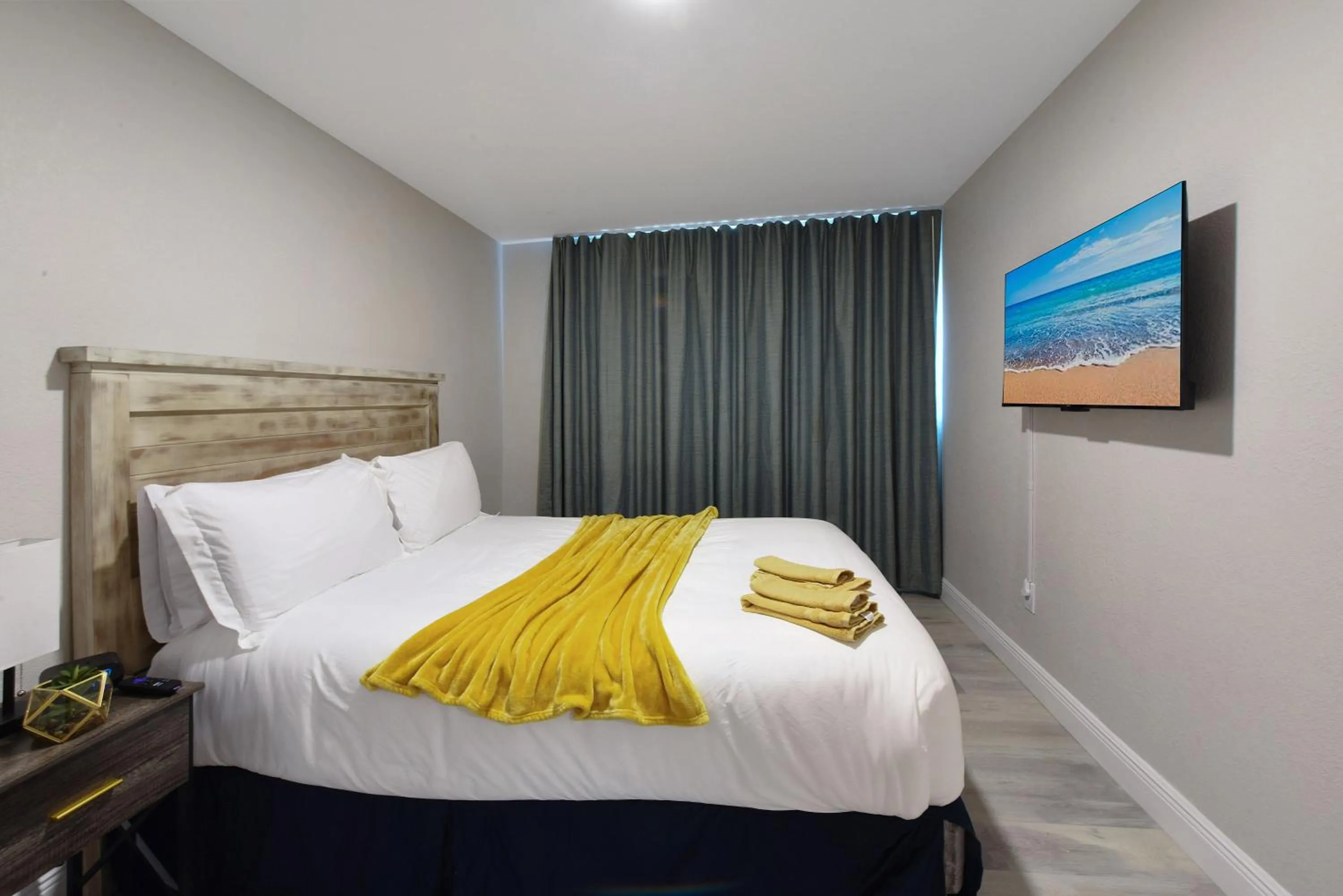 Bedroom, Bed in Palm Cove Motel