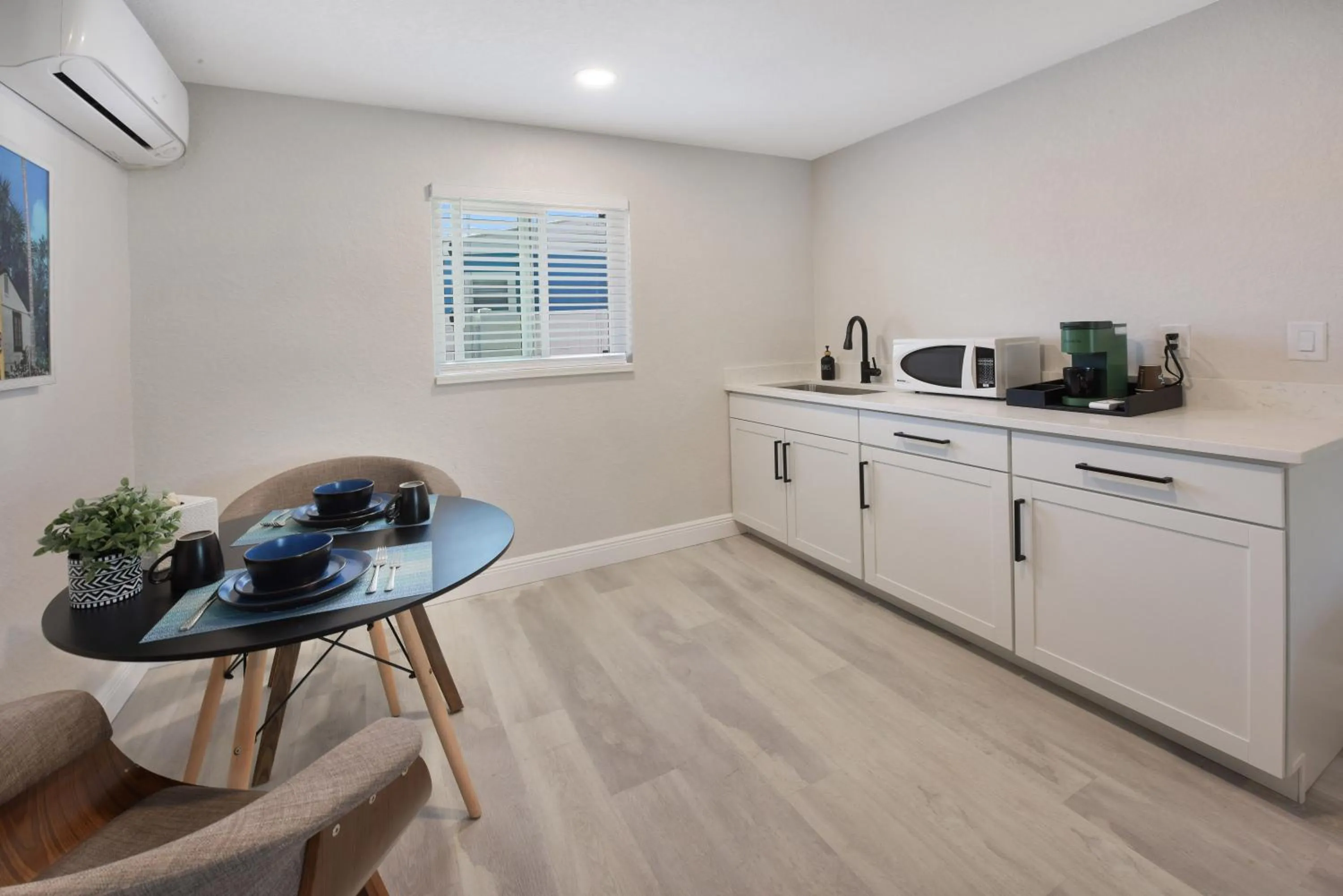 Kitchen or kitchenette in Palm Cove Motel