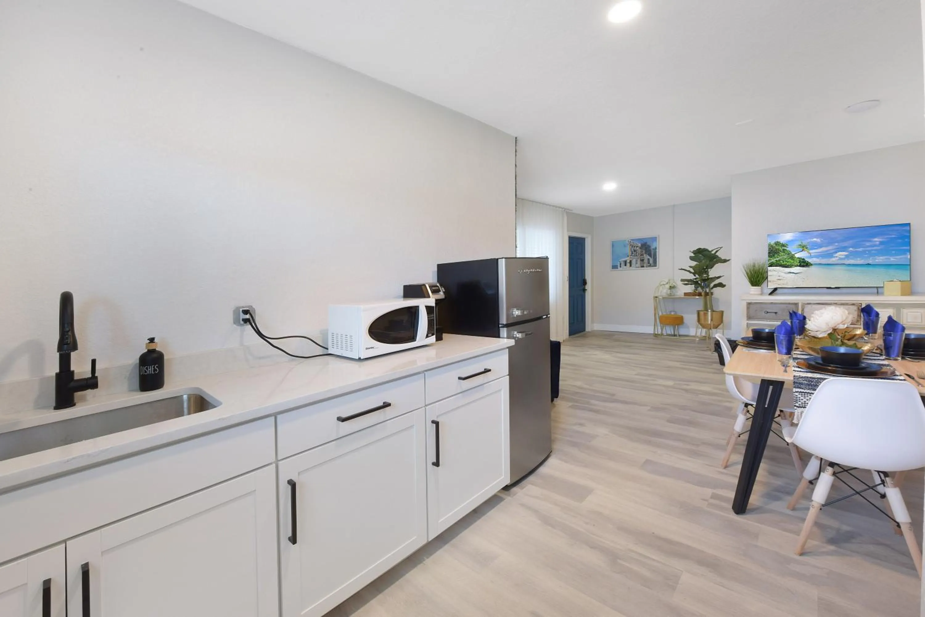 Dining area in Palm Cove Motel