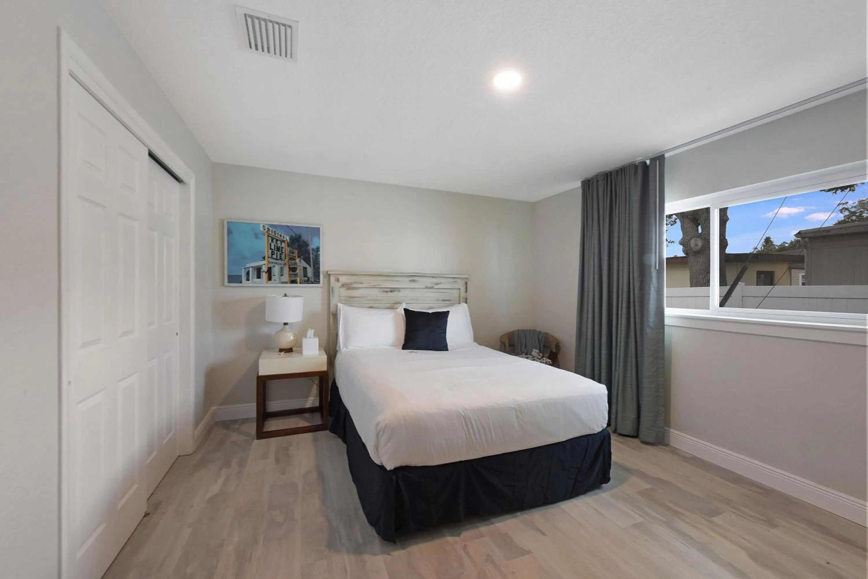 Bedroom, Bed in Palm Cove Motel