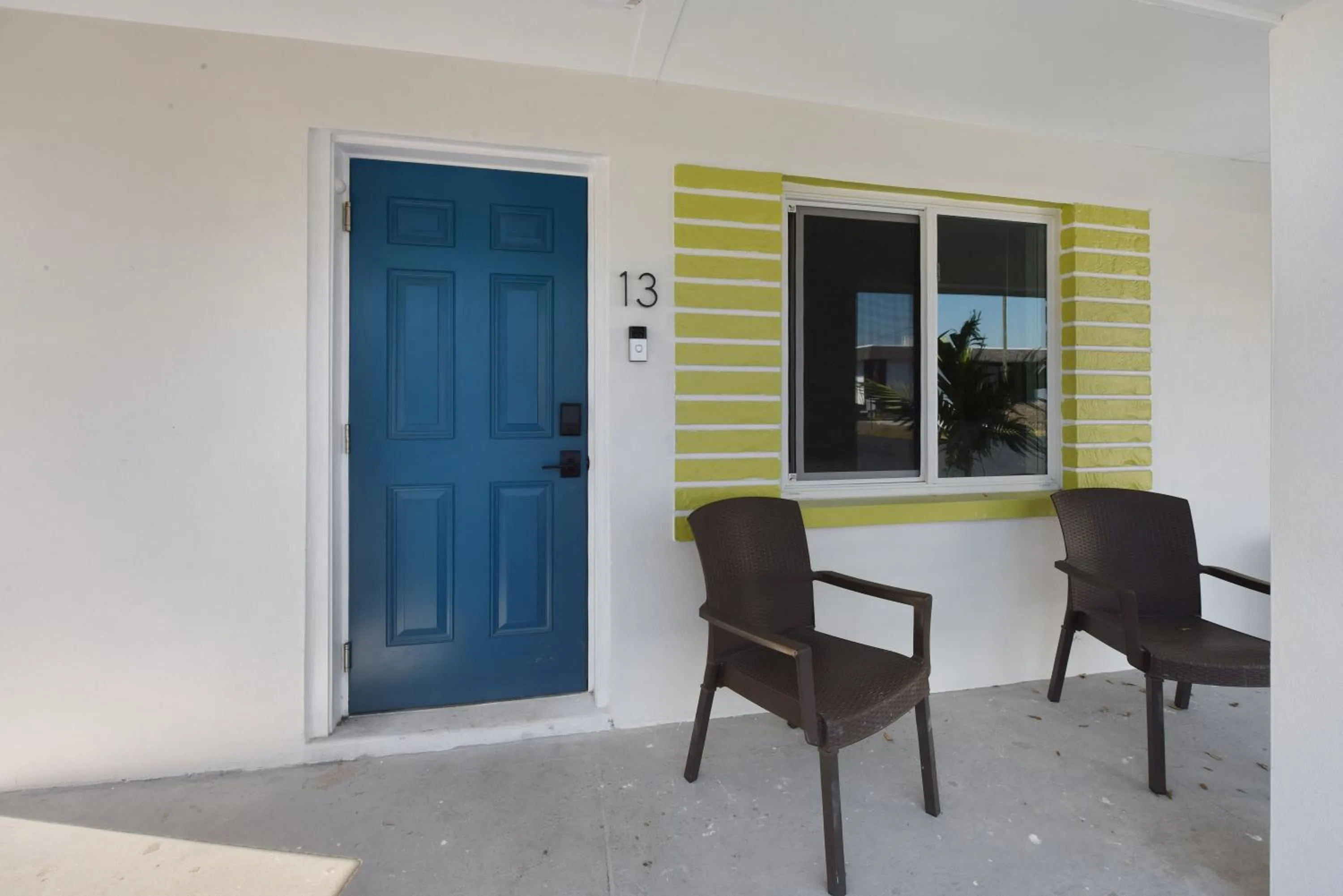 Property building in Palm Cove Motel