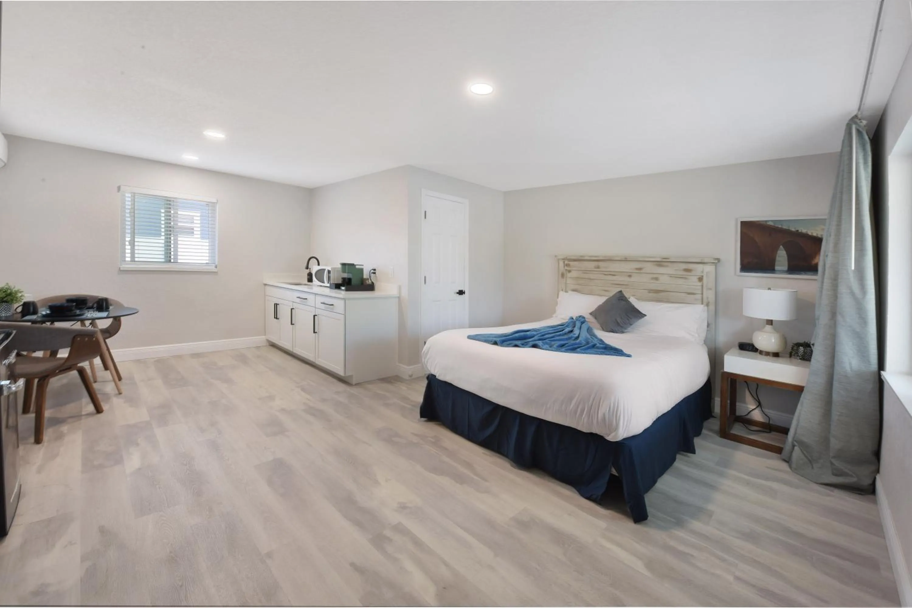 Photo of the whole room, Bed in Palm Cove Motel