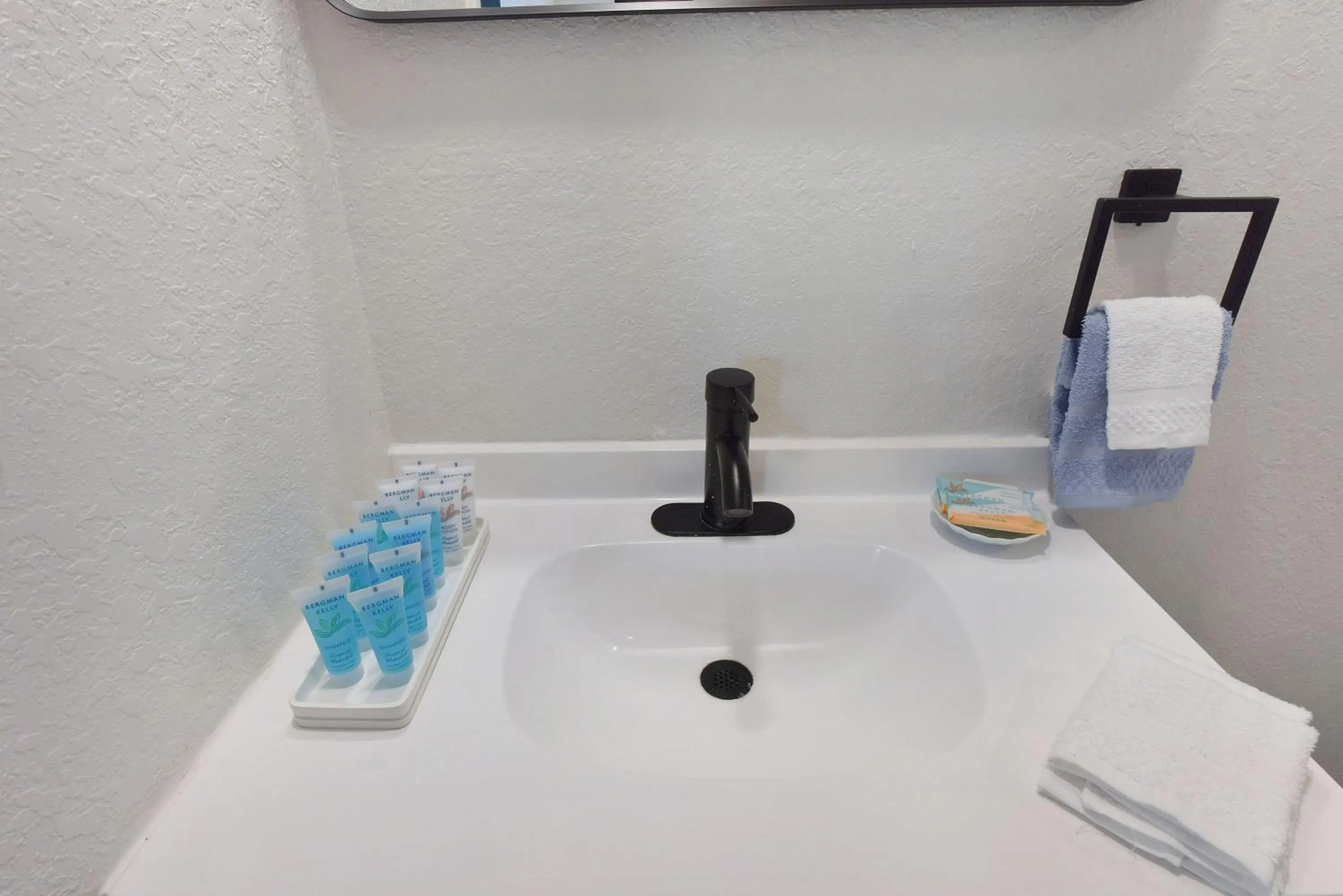 Bathroom in Palm Cove Motel