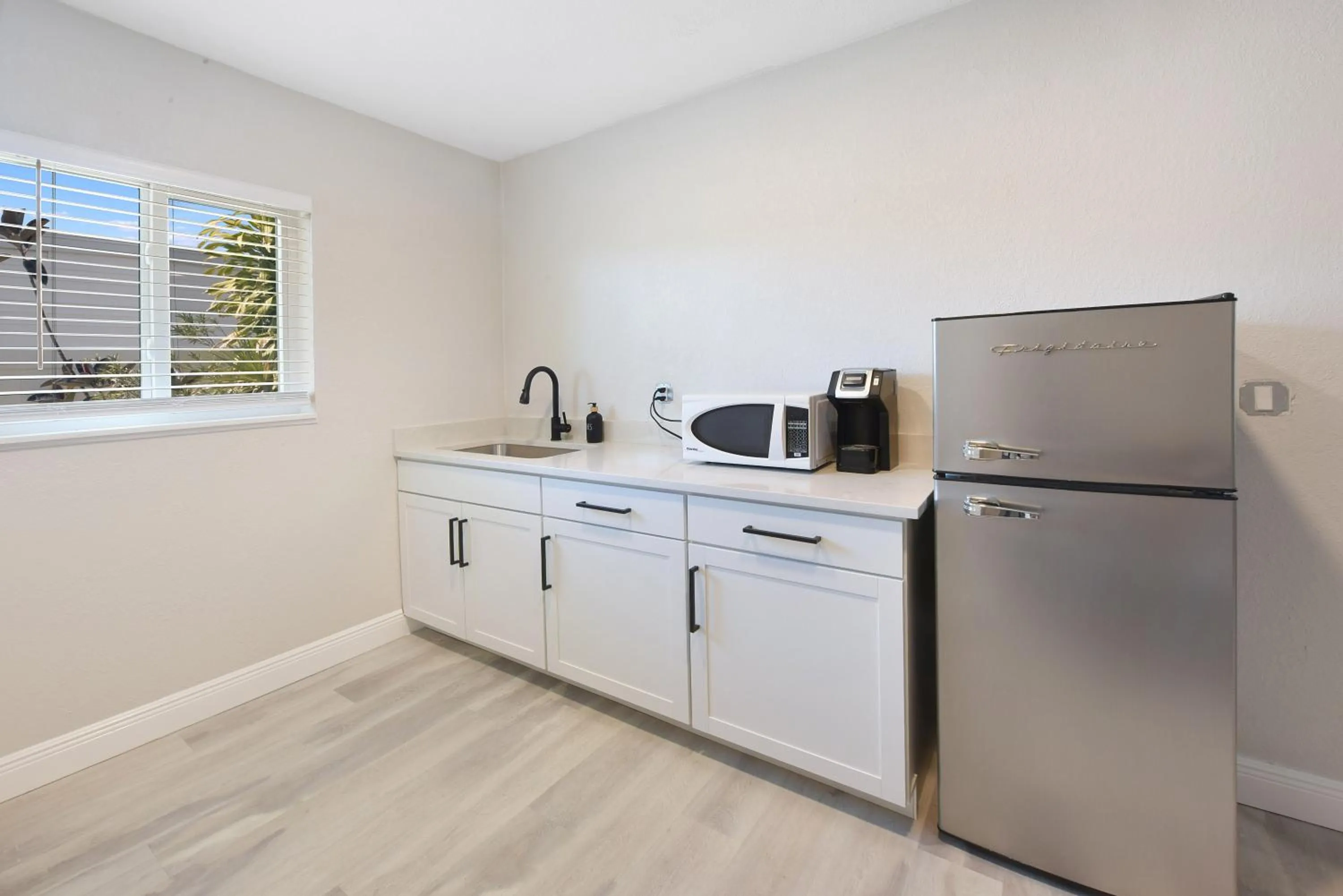 Kitchen or kitchenette in Palm Cove Motel