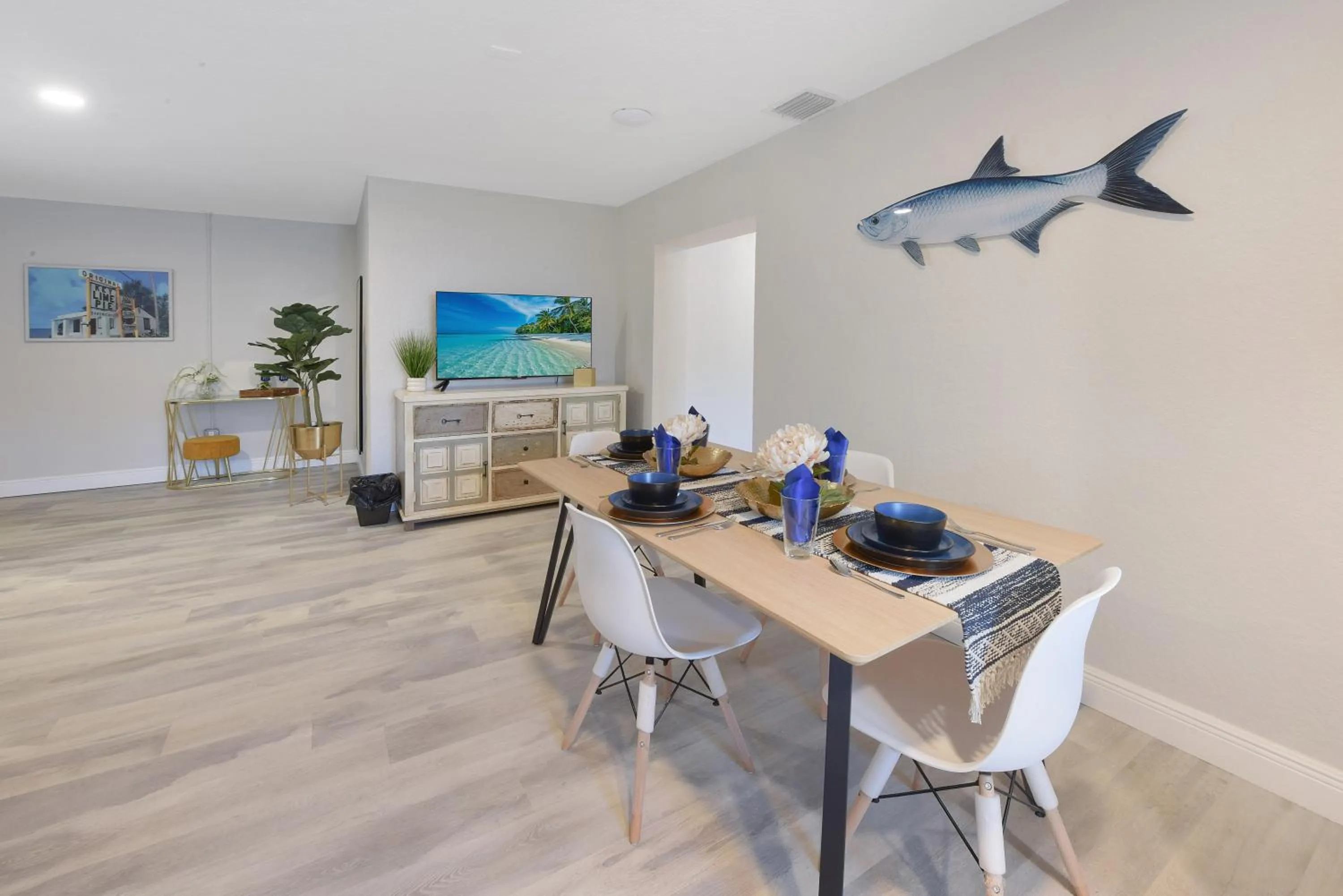 Dining area in Palm Cove Motel
