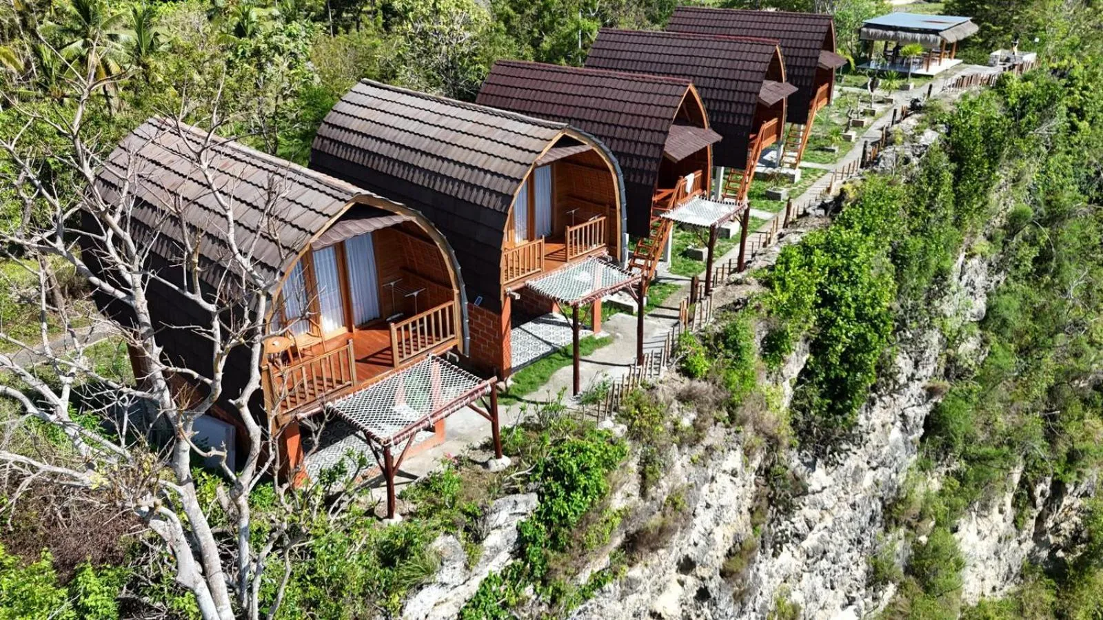 Property building in Suwehan Beach Cliff House by BIJAK