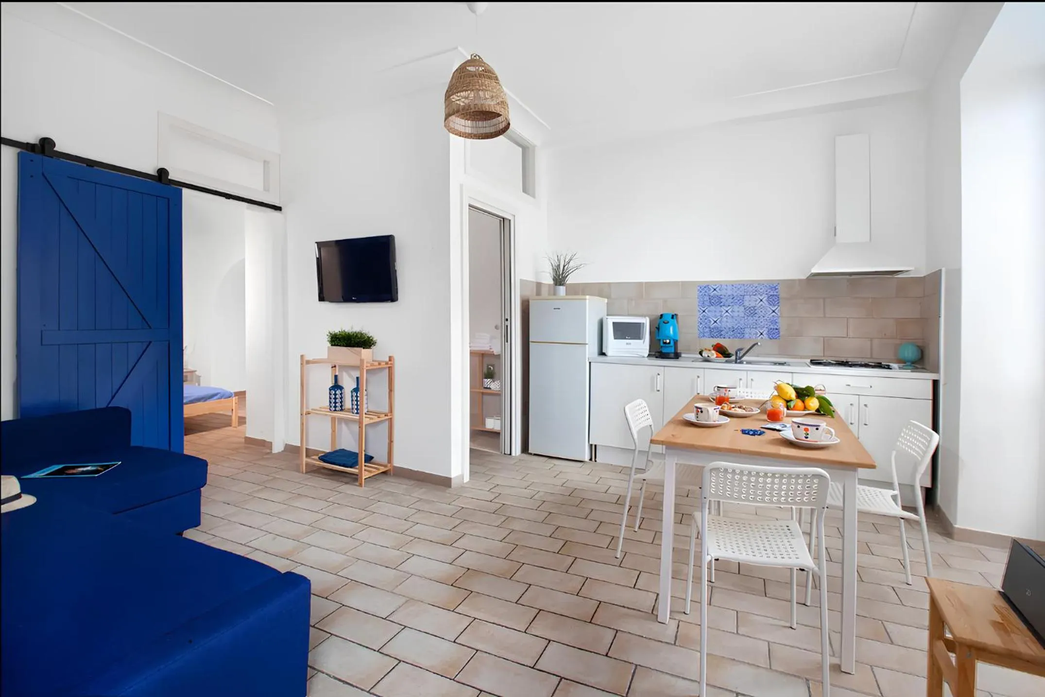 Communal lounge/ TV room in Dragonfly inn Sorrento