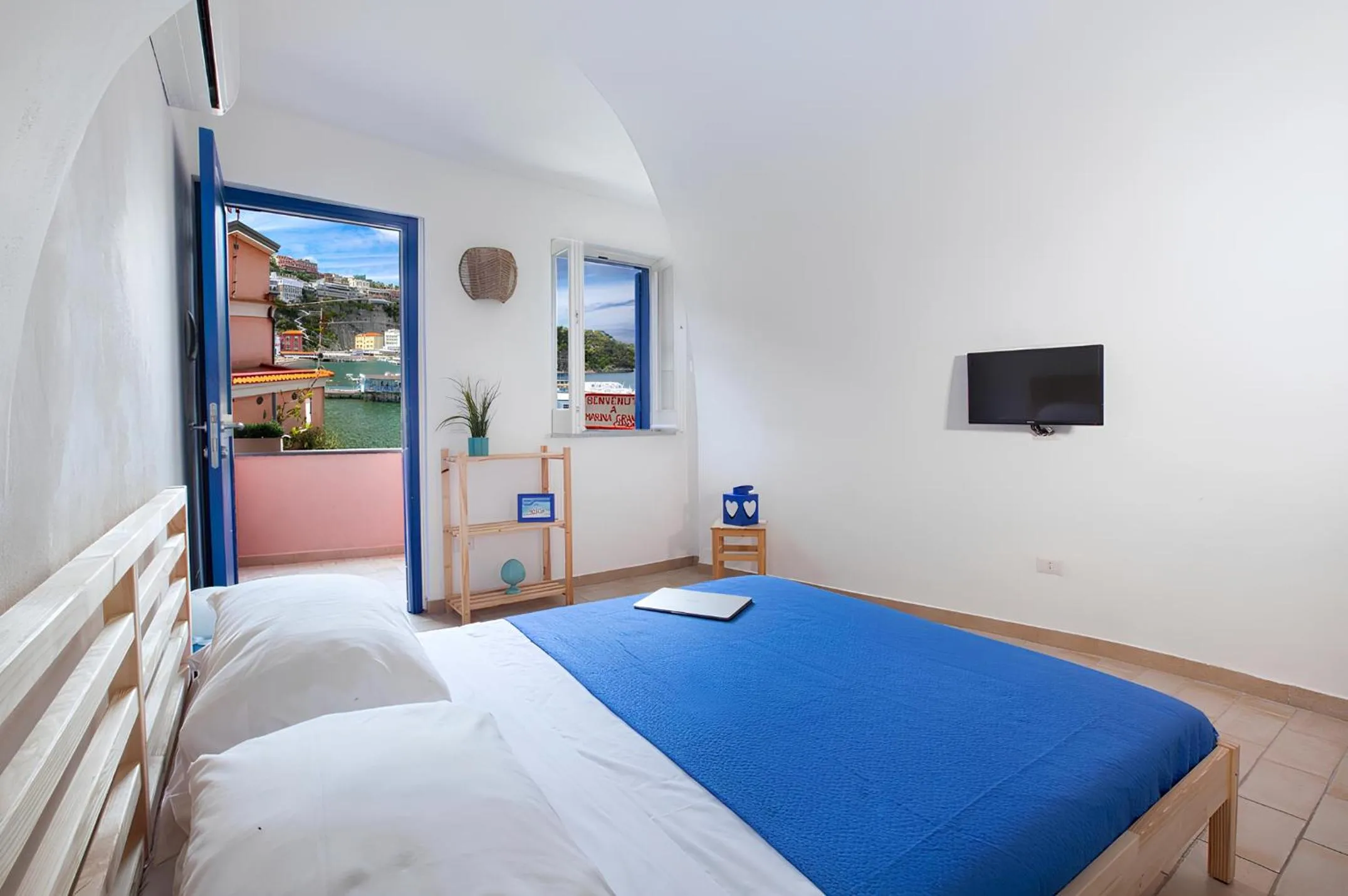 Bed in Dragonfly inn Sorrento