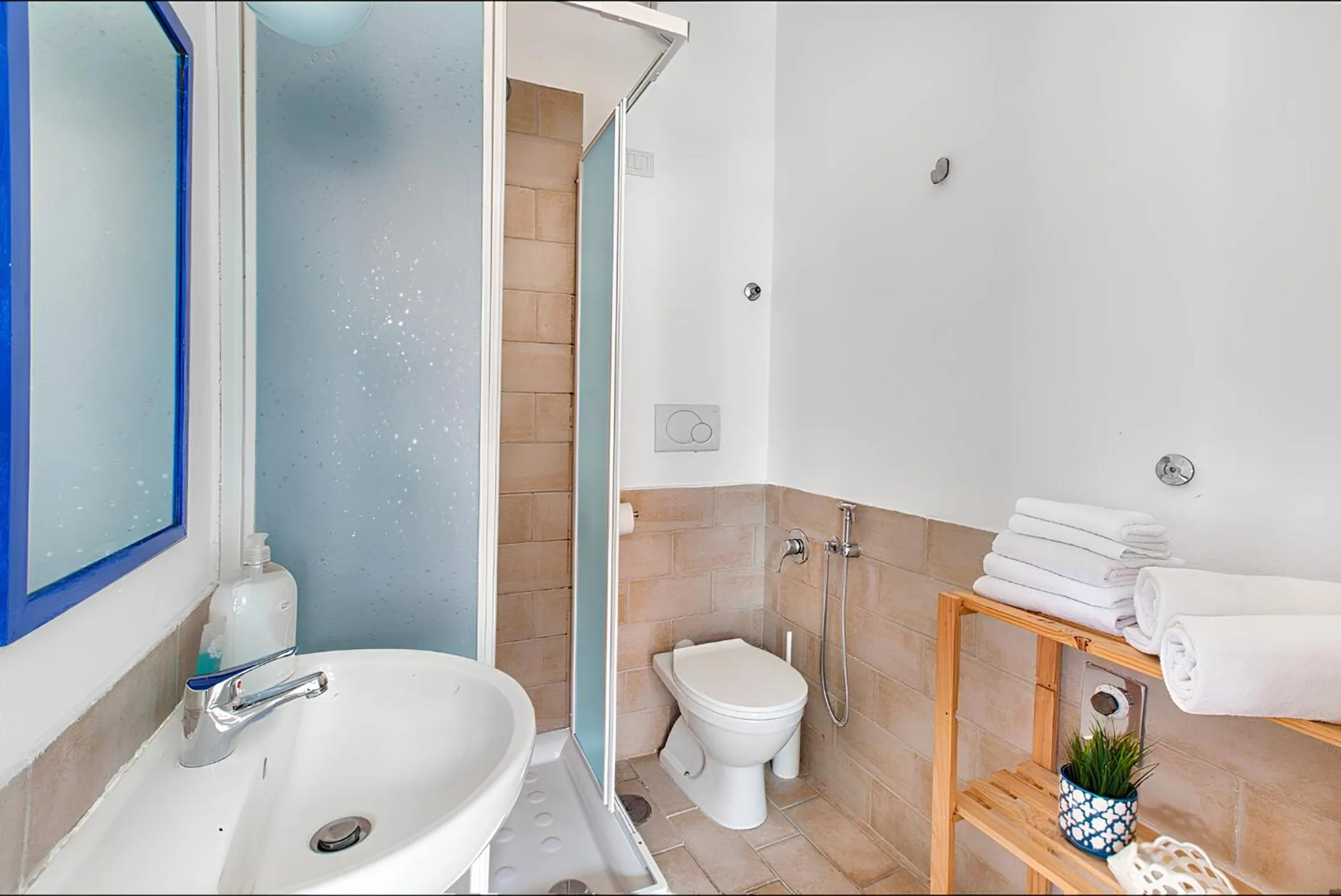 Shower in Dragonfly inn Sorrento