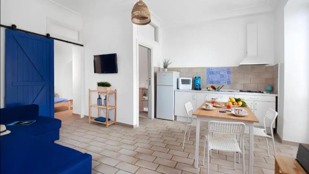 Kitchen or kitchenette in Dragonfly inn Sorrento