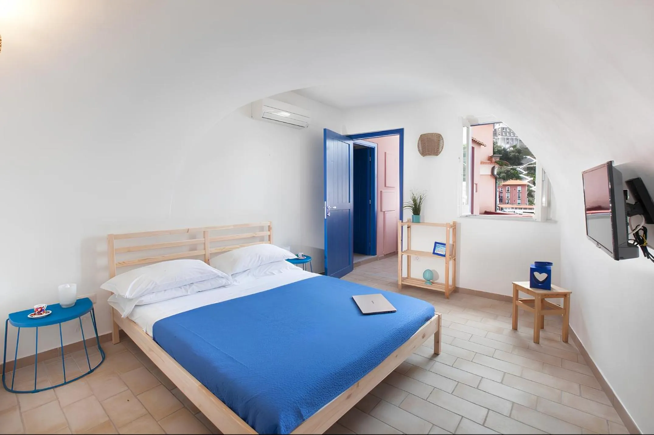 Bed in Dragonfly inn Sorrento