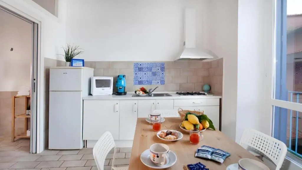 Kitchen or kitchenette in Dragonfly inn Sorrento
