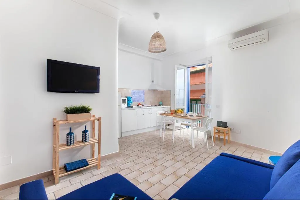 Kitchen or kitchenette in Dragonfly inn Sorrento