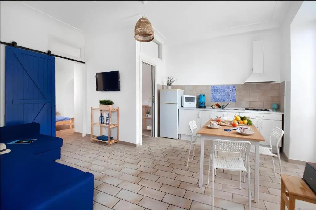 Kitchen or kitchenette in Dragonfly inn Sorrento
