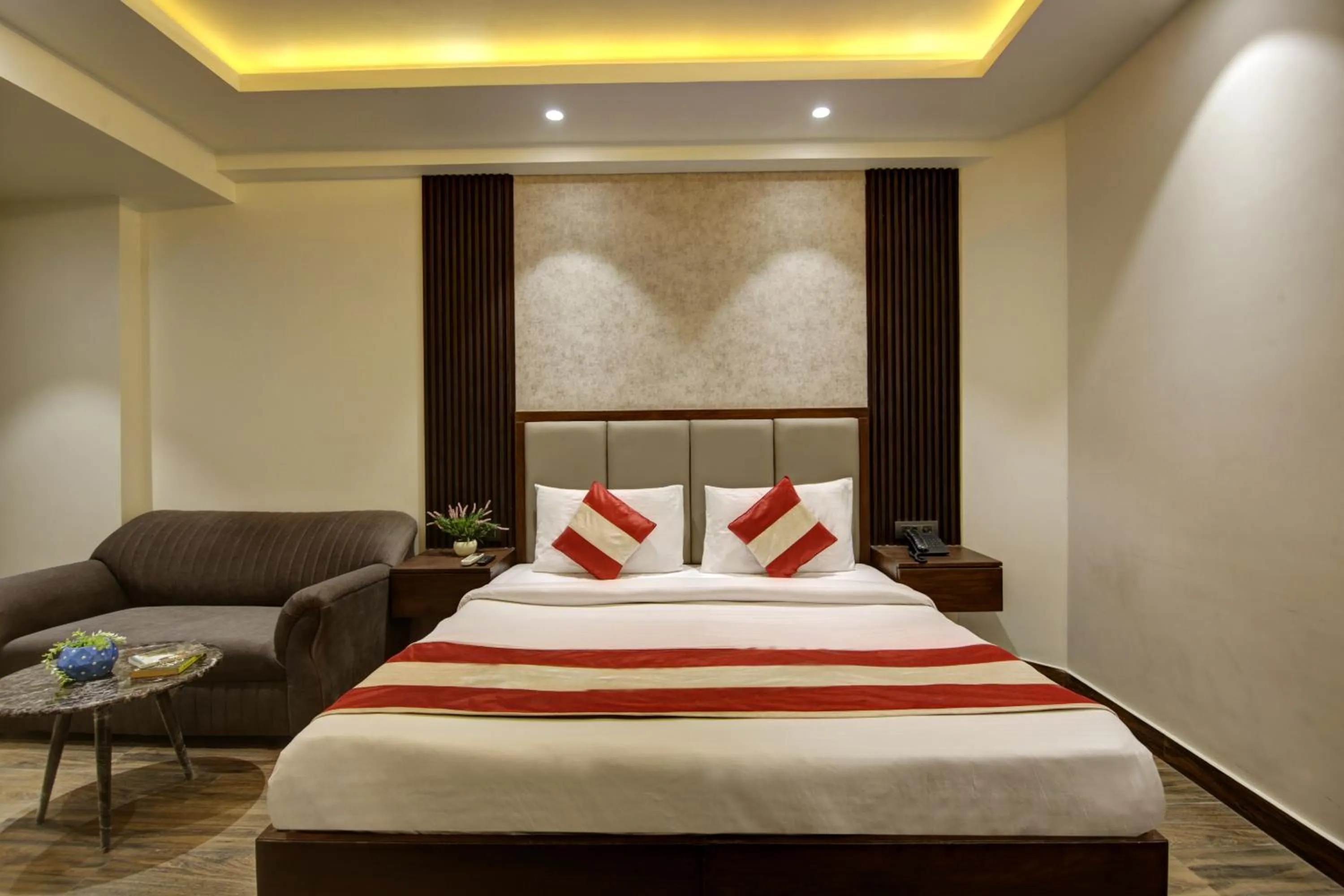 Bed in Hotel Kashish Plaza - 5 Mins From Metro Station