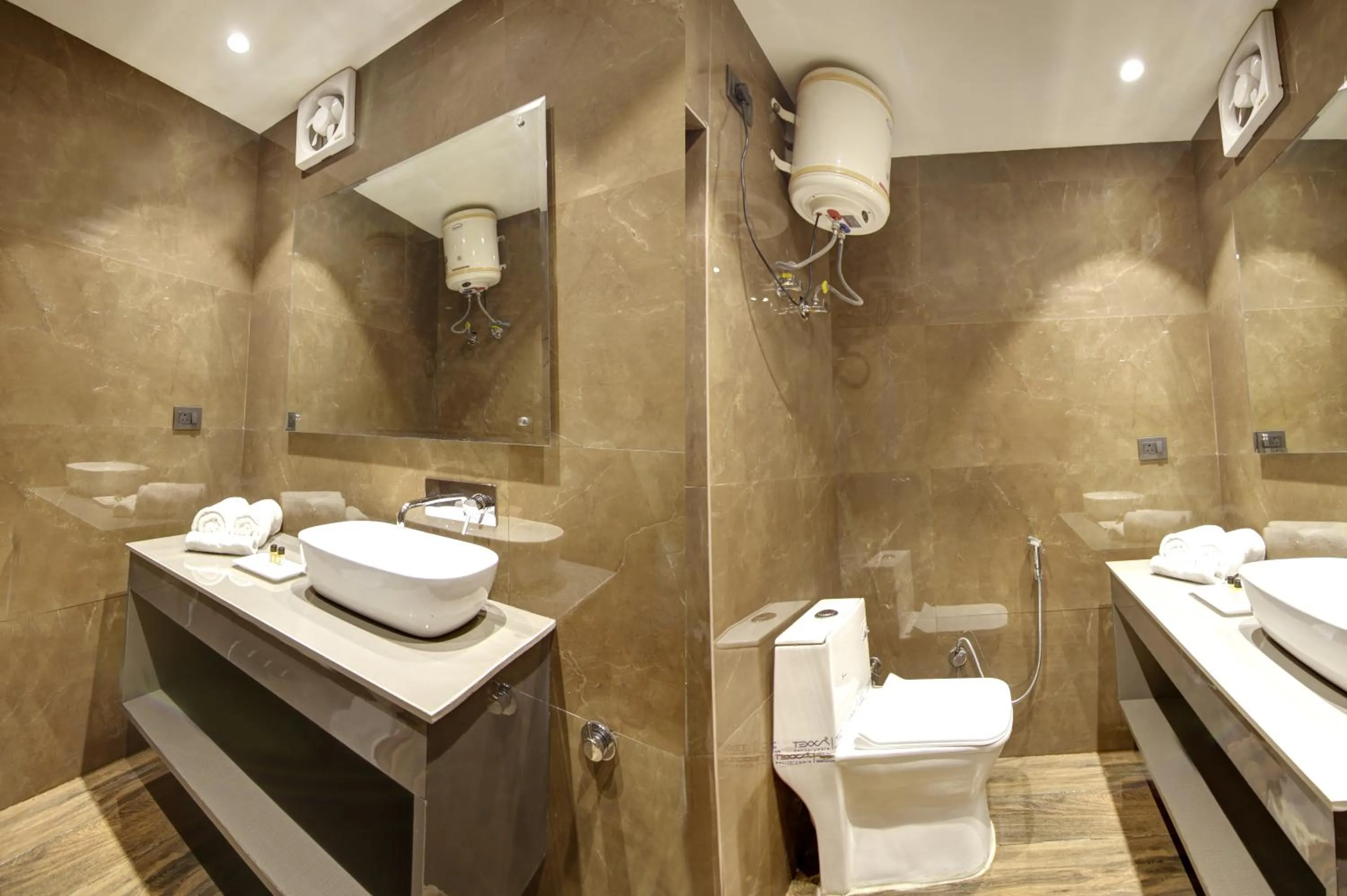 Bathroom in Hotel Kashish Plaza - 5 Mins From Metro Station