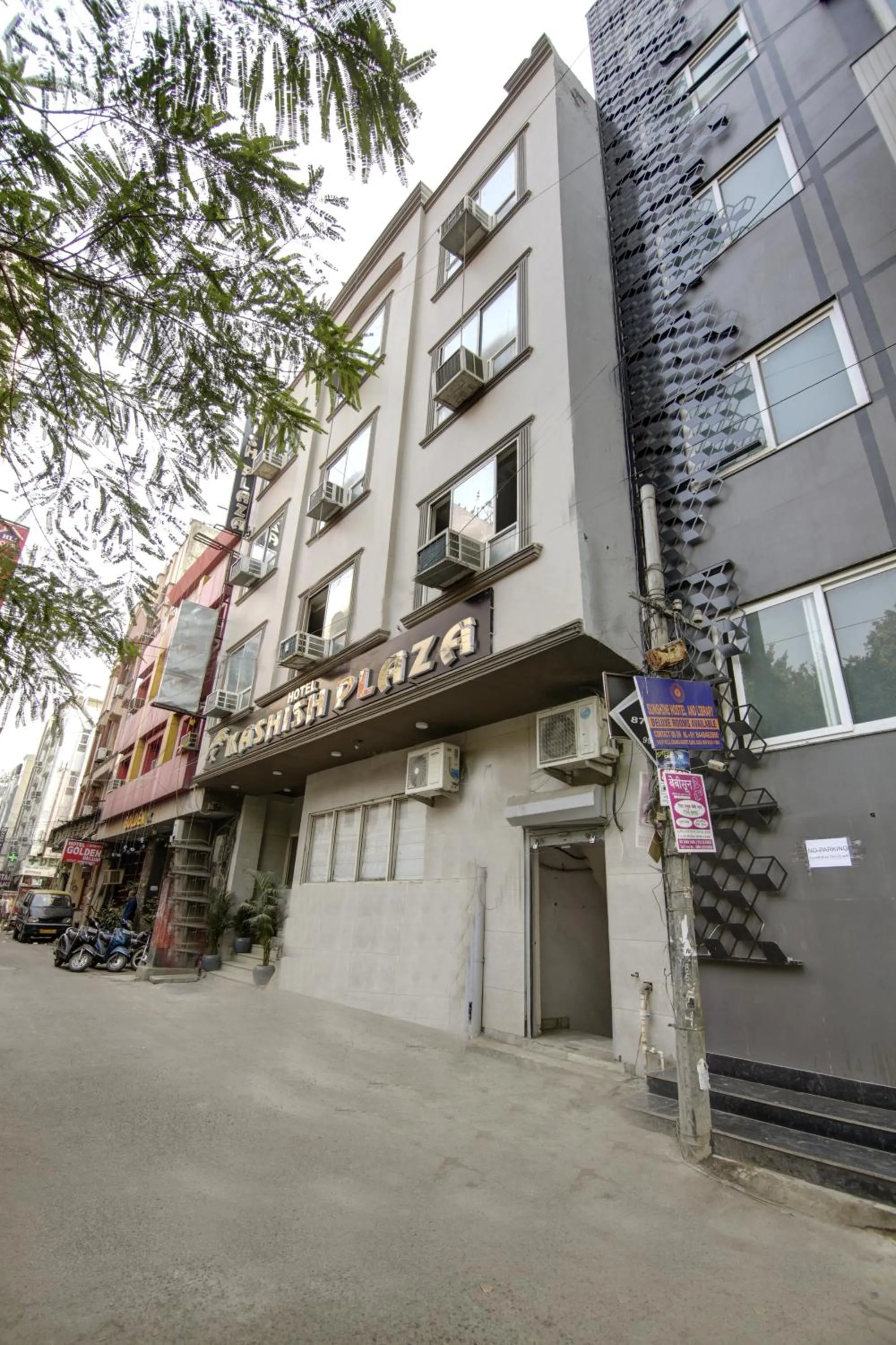 Property building in Hotel Kashish Plaza - 5 Mins From Metro Station