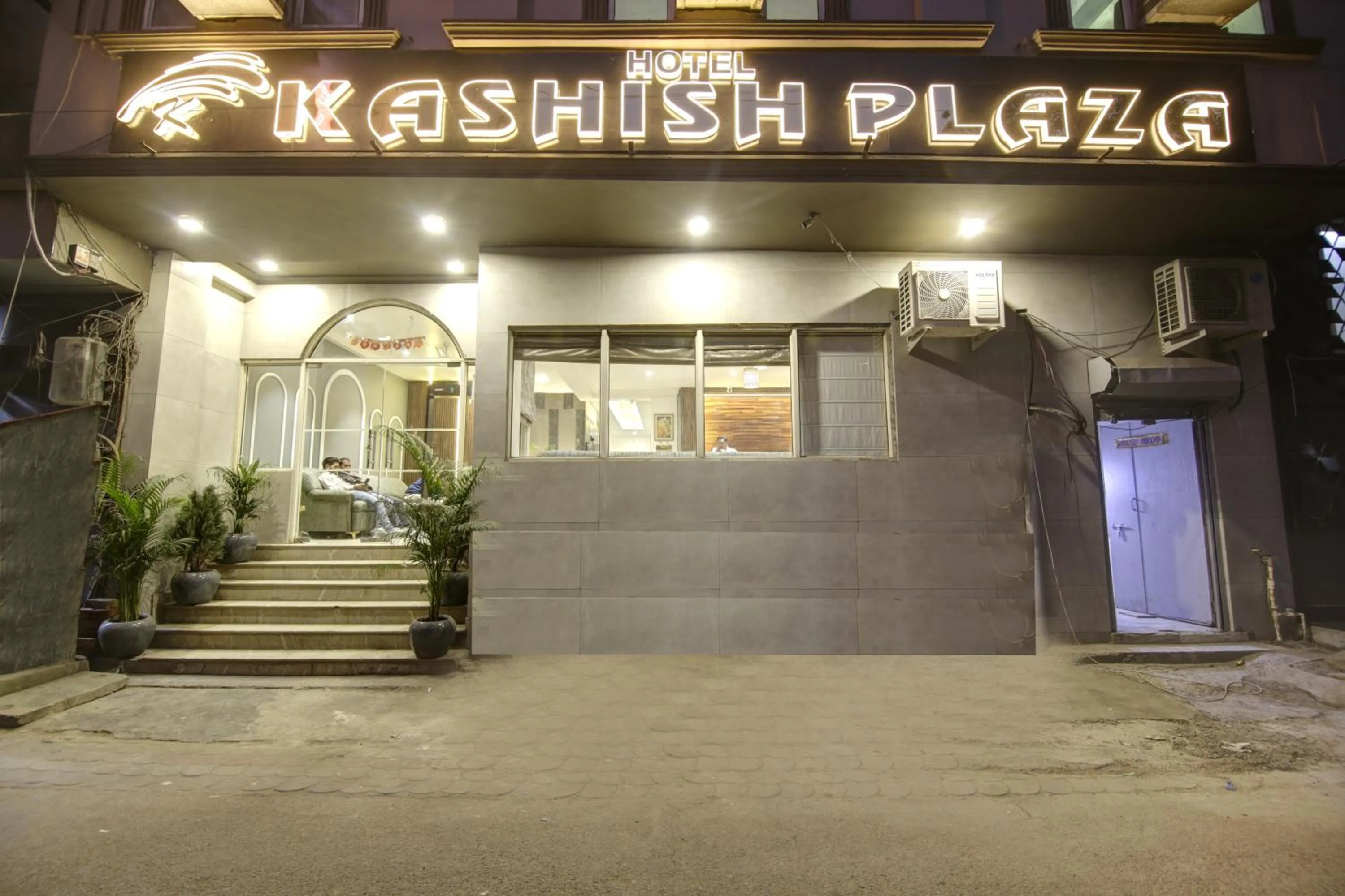 Property building in Hotel Kashish Plaza - 5 Mins From Metro Station