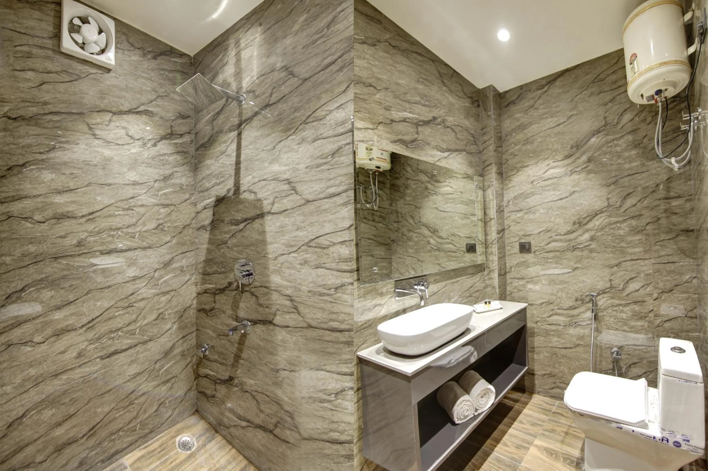 Bathroom in Hotel Kashish Plaza - 5 Mins From Metro Station