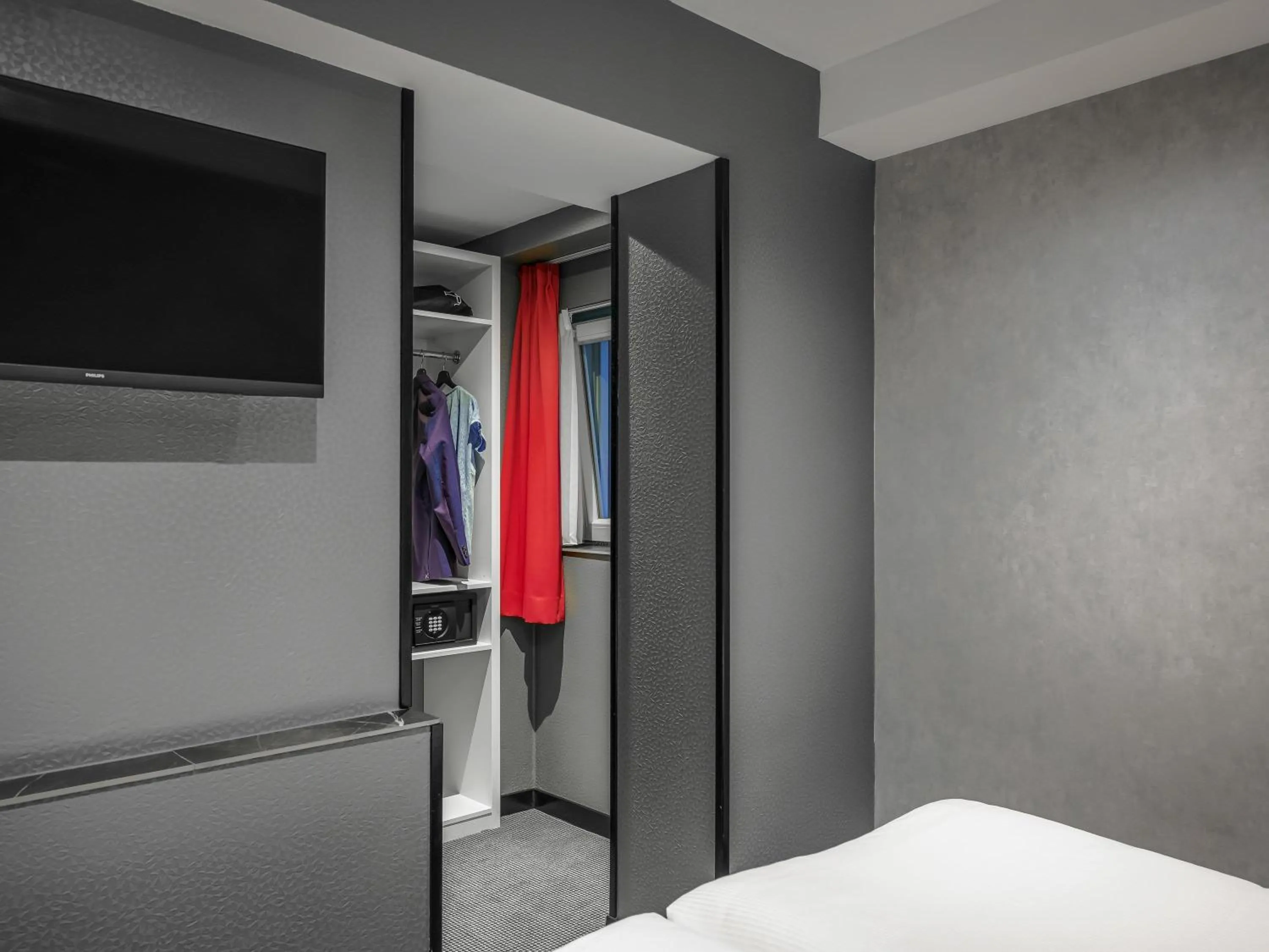 Bedroom, Bed in ibis Styles Amsterdam Amstel