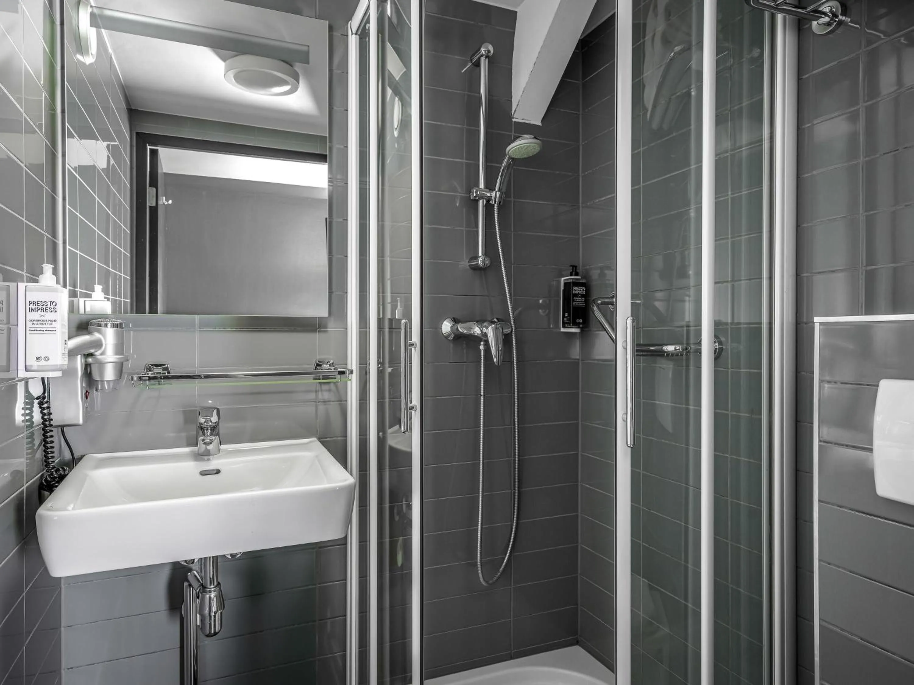 Bedroom in ibis Styles Amsterdam Amstel