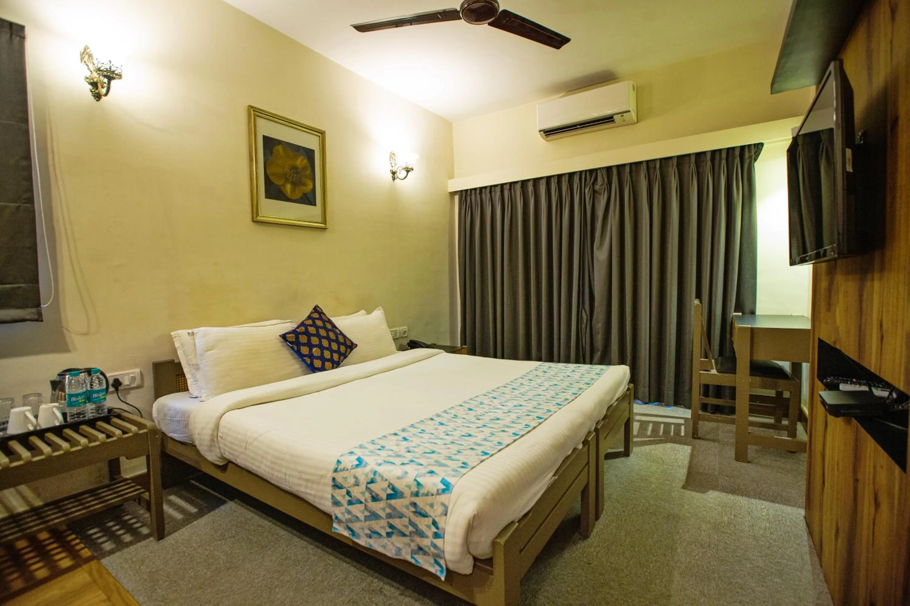 Communal lounge/ TV room, Bed in Hotel Bela Goa