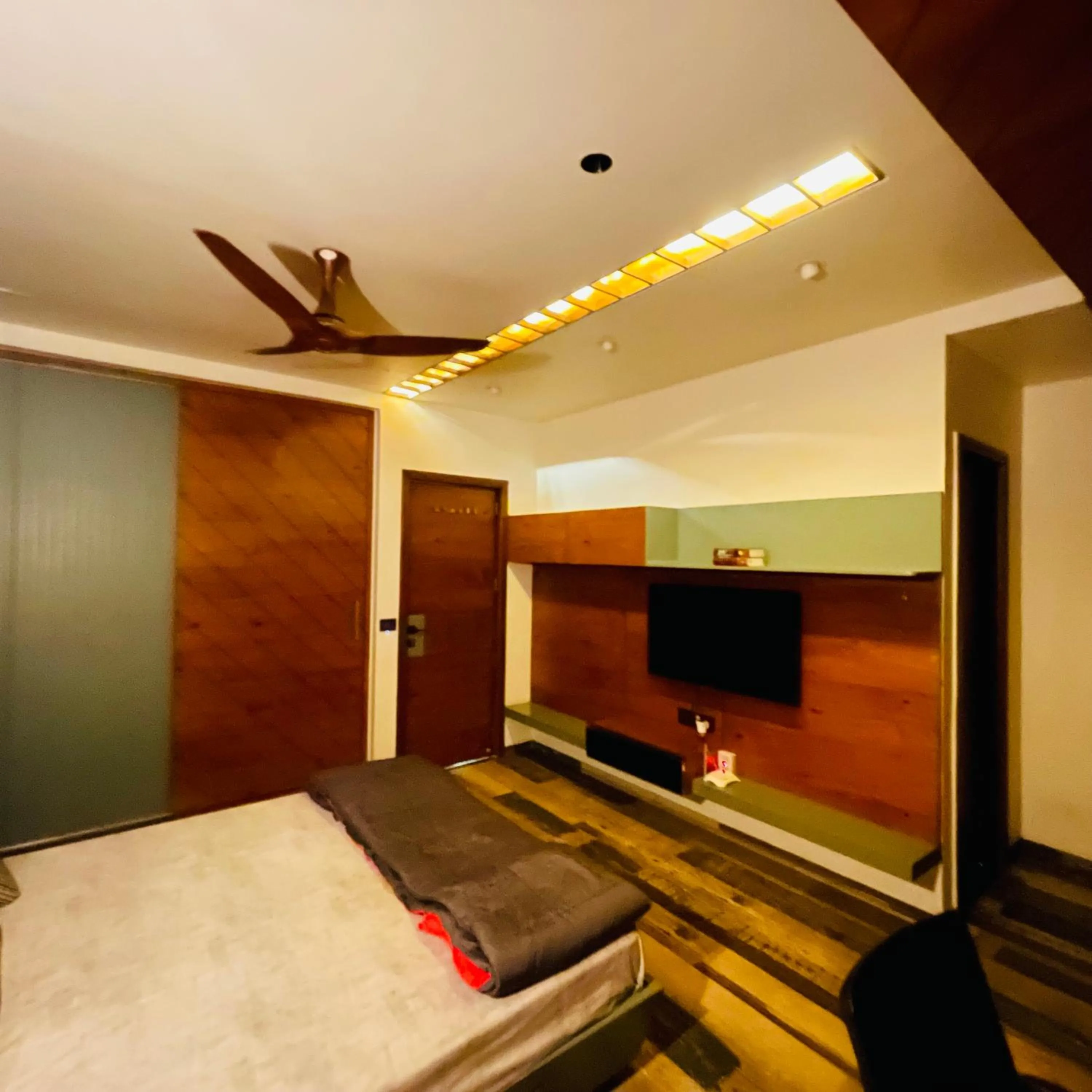 TV and multimedia, Bed in Nisarg’s stays