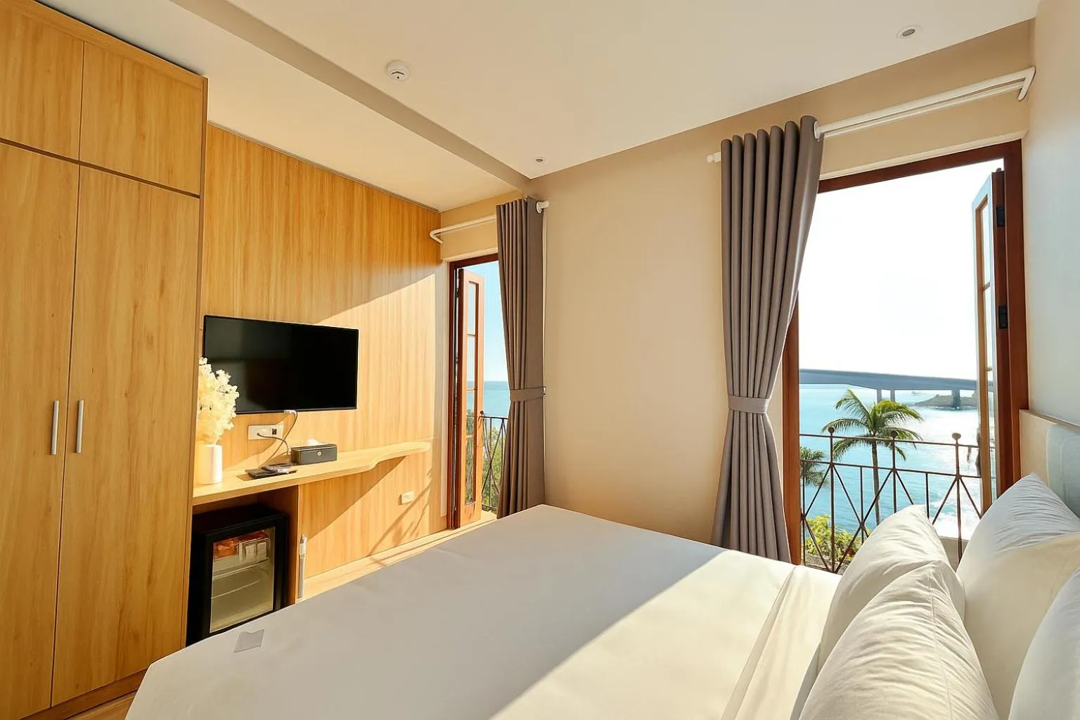 Communal lounge/ TV room, Bed in HANZ Lagoon Sunset Escape