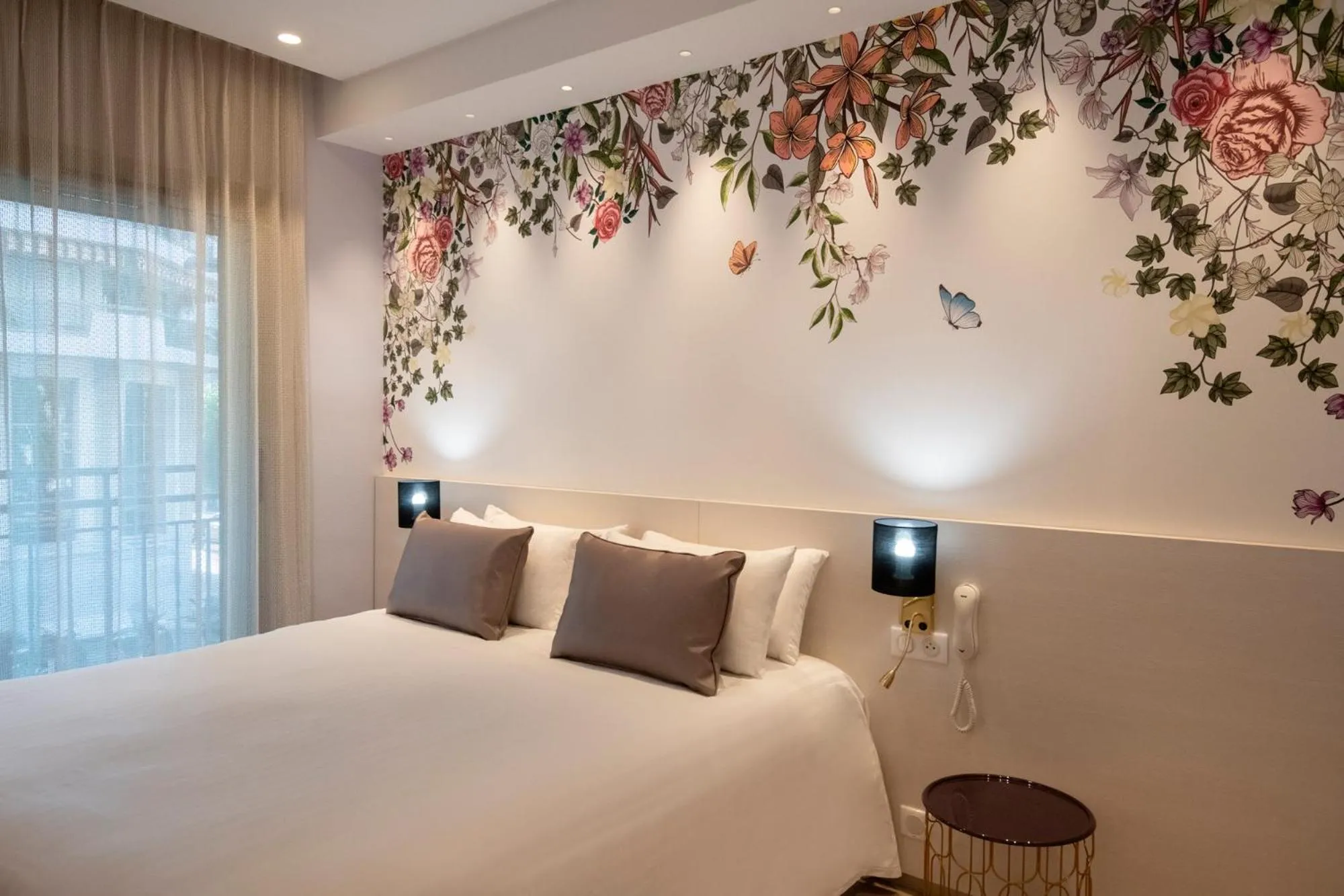 Bed in Résidence Hôtelière Chambord au coeur de Menton - entièrement rénovée