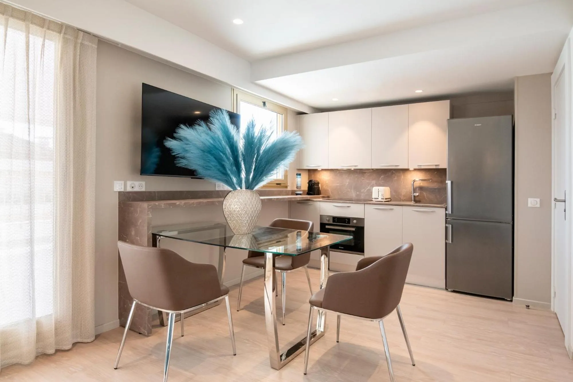 TV and multimedia in Résidence Hôtelière Chambord au coeur de Menton - entièrement rénovée