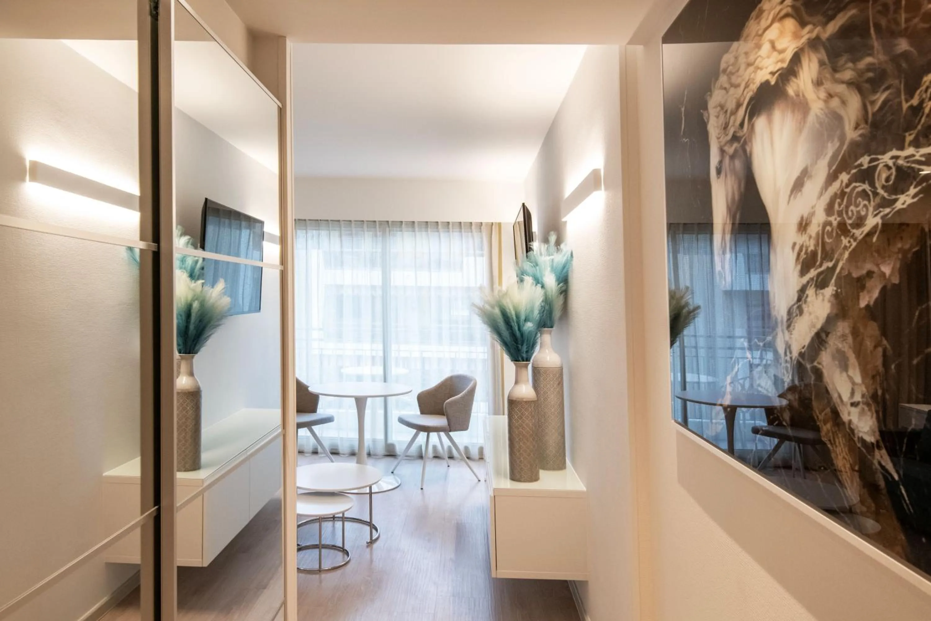 TV and multimedia in Résidence Hôtelière Chambord au coeur de Menton - entièrement rénovée