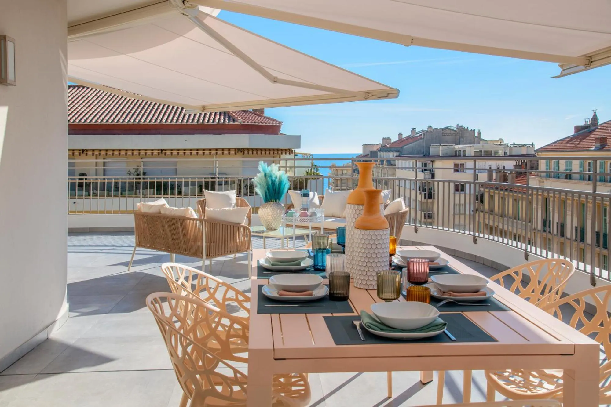 Balcony/Terrace in Résidence Hôtelière Chambord au coeur de Menton - entièrement rénovée