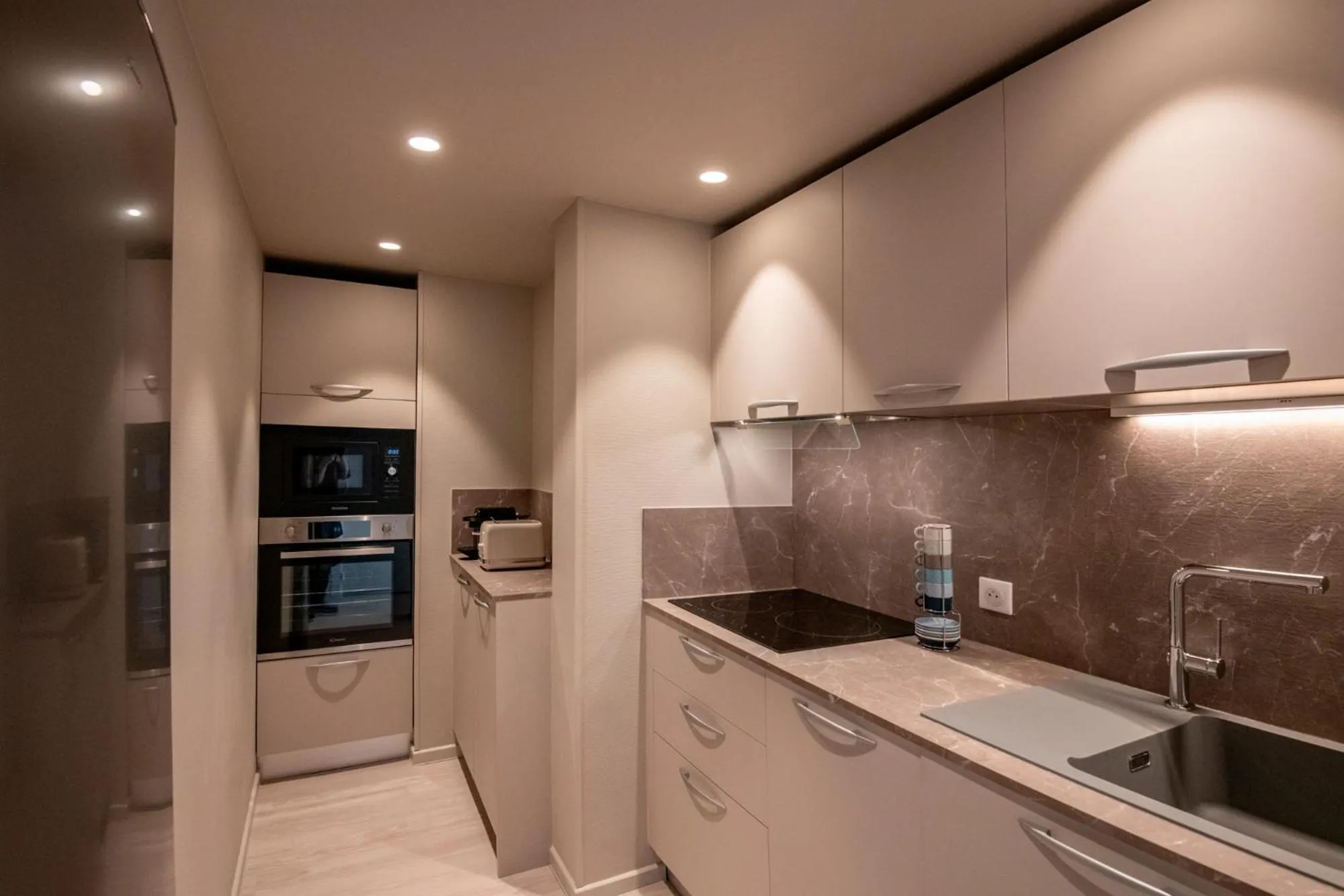 Kitchen or kitchenette in Résidence Hôtelière Chambord au coeur de Menton - entièrement rénovée