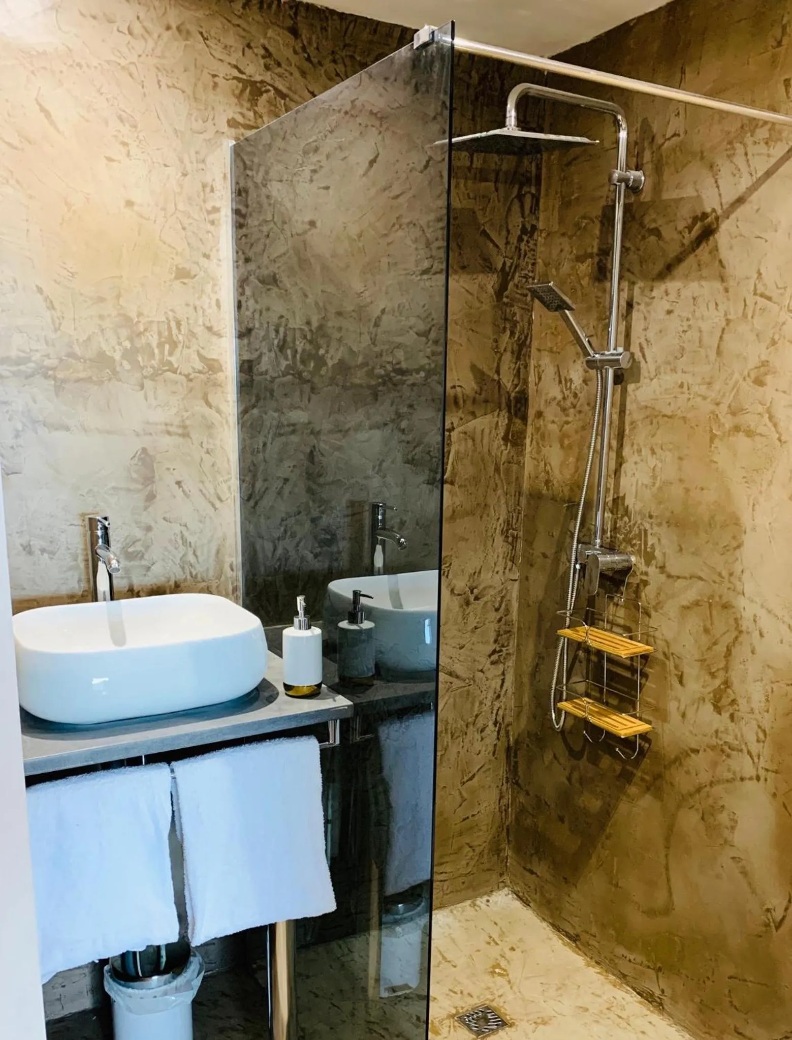 Shower in MARINA , 2mn à PIEDS PLAGE BOUCAN CANOT