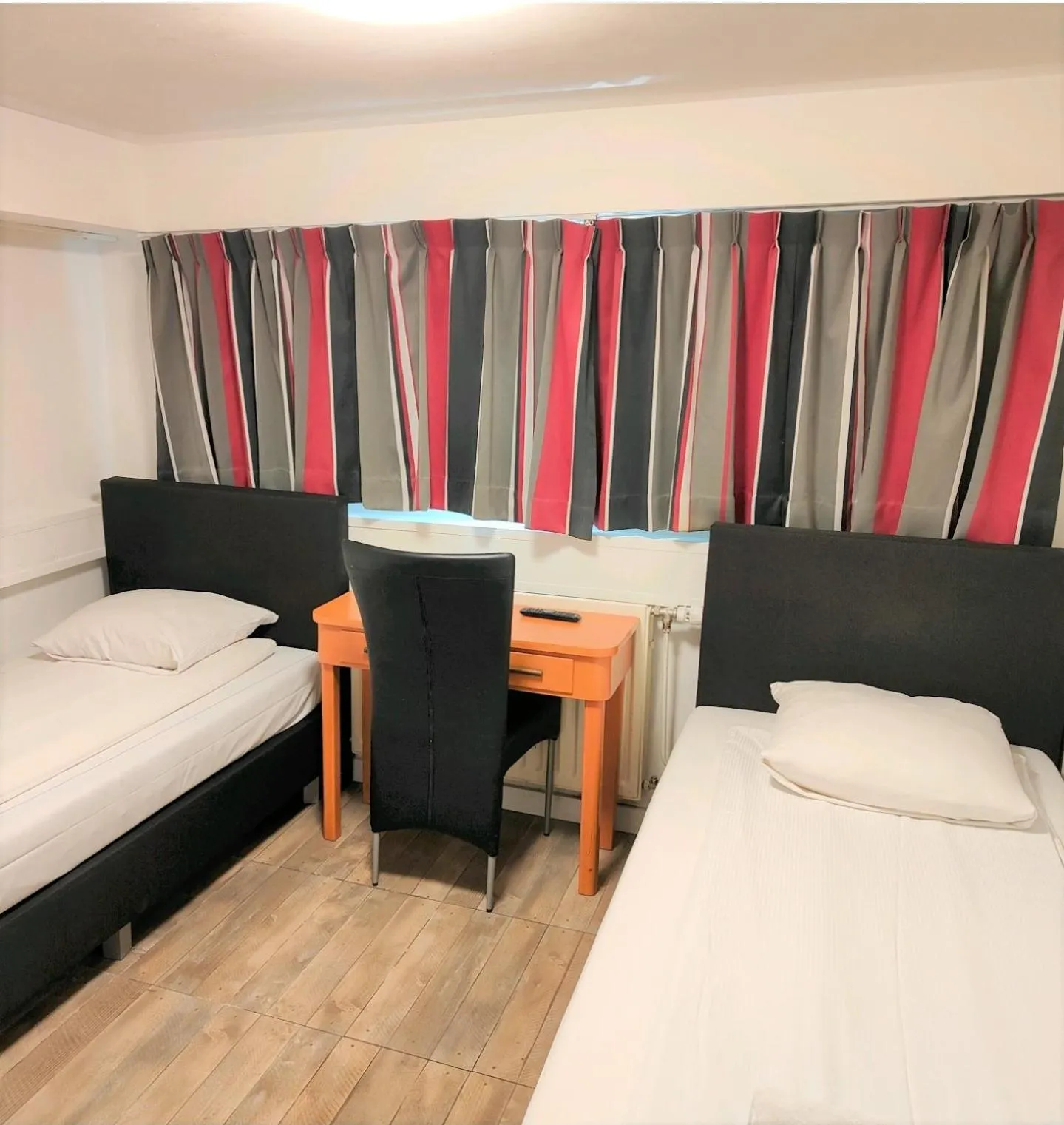 Photo of the whole room in Hotel Holland Lodge