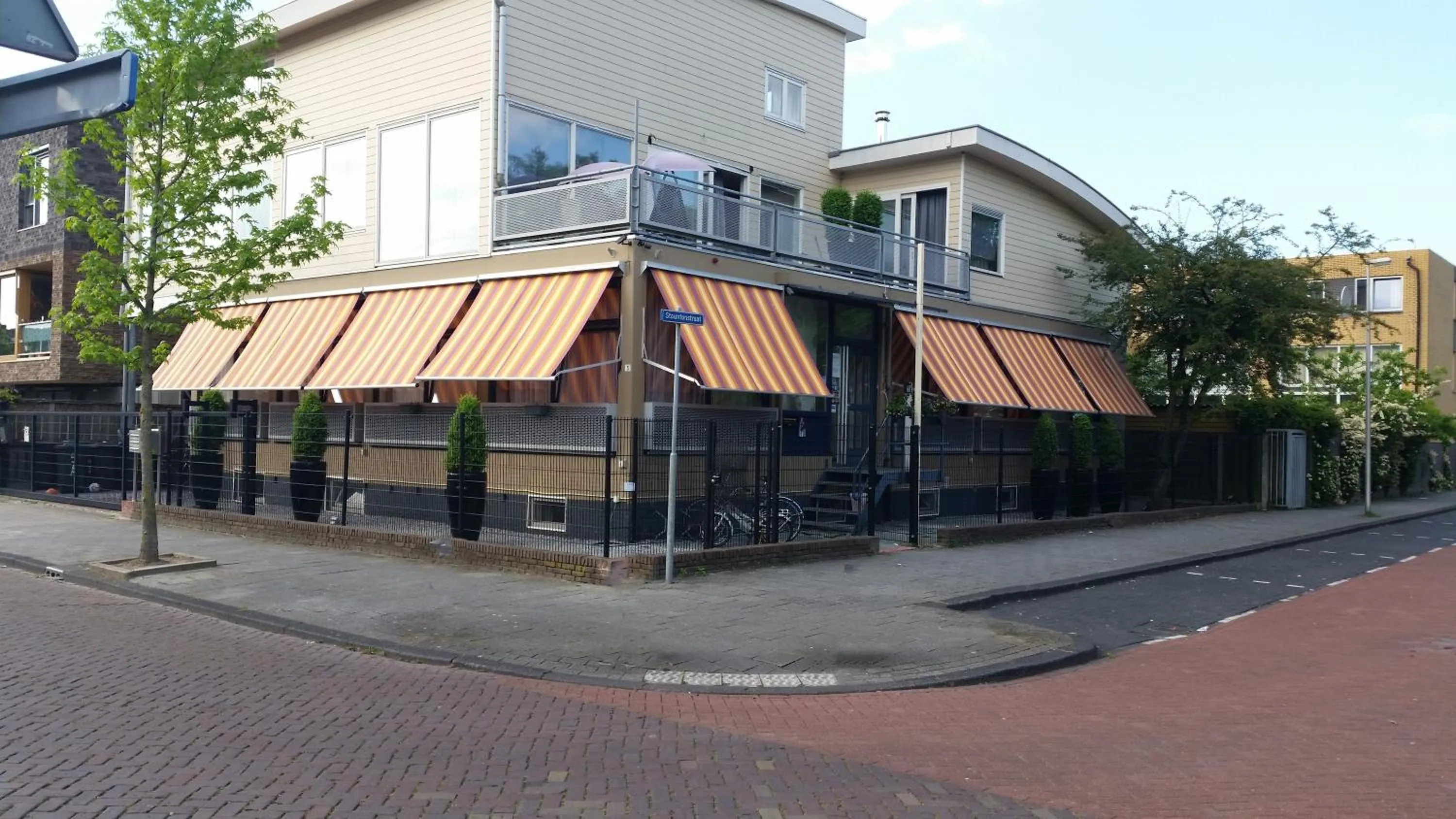 Facade/entrance in Hotel Holland Lodge