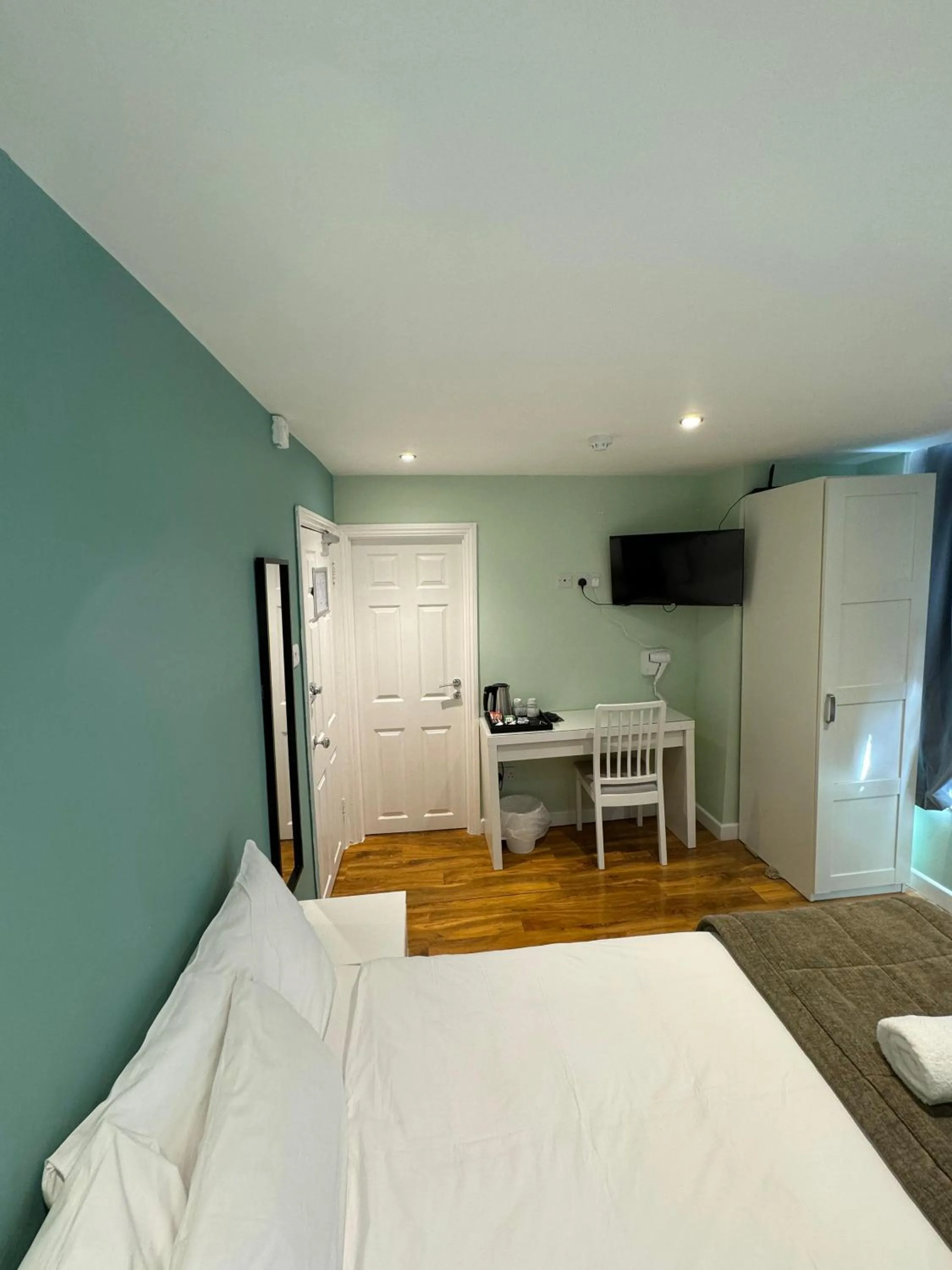 Bedroom, Bed in The George Hotel