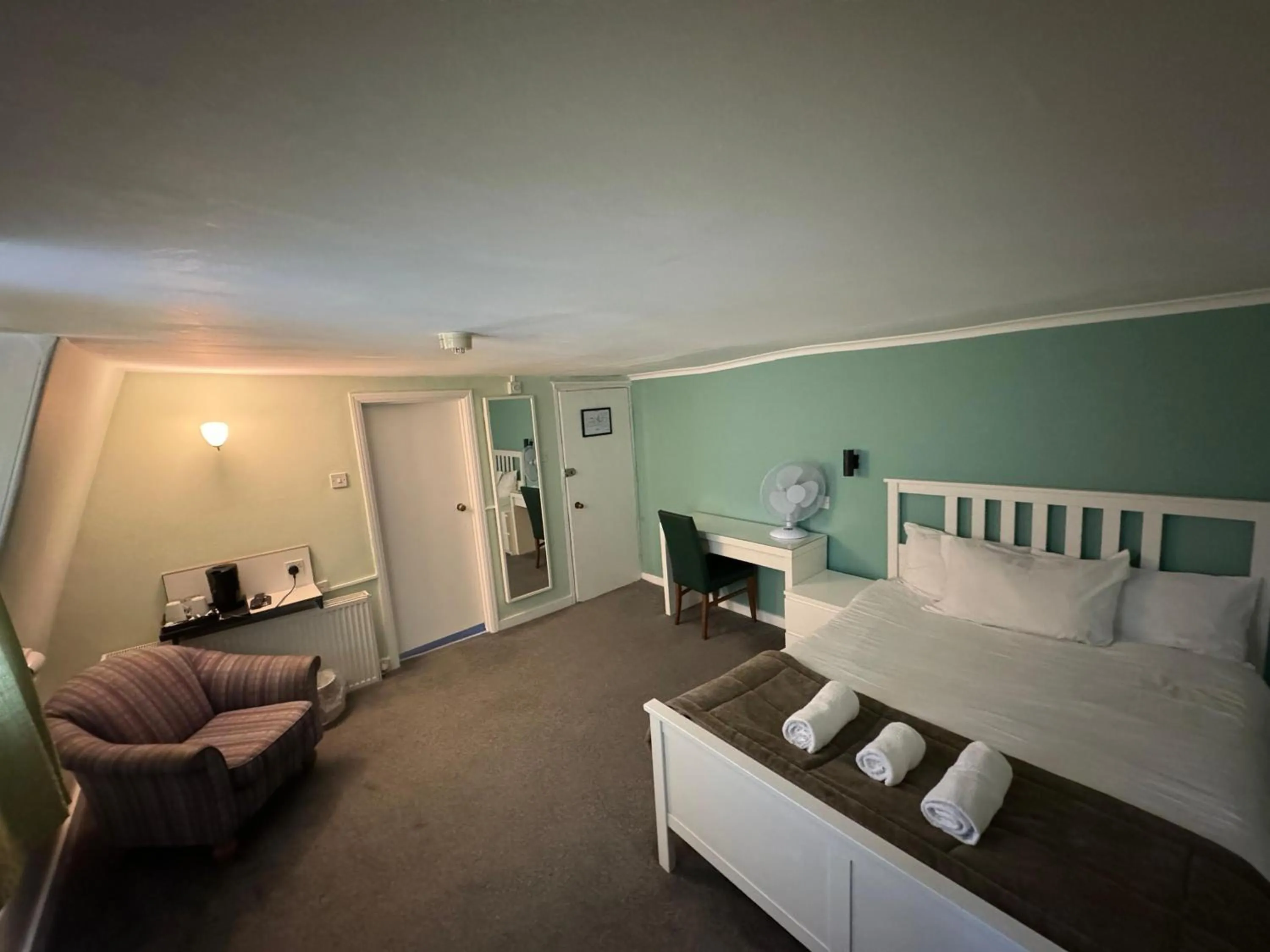 View (from property/room), Bed in The George Hotel