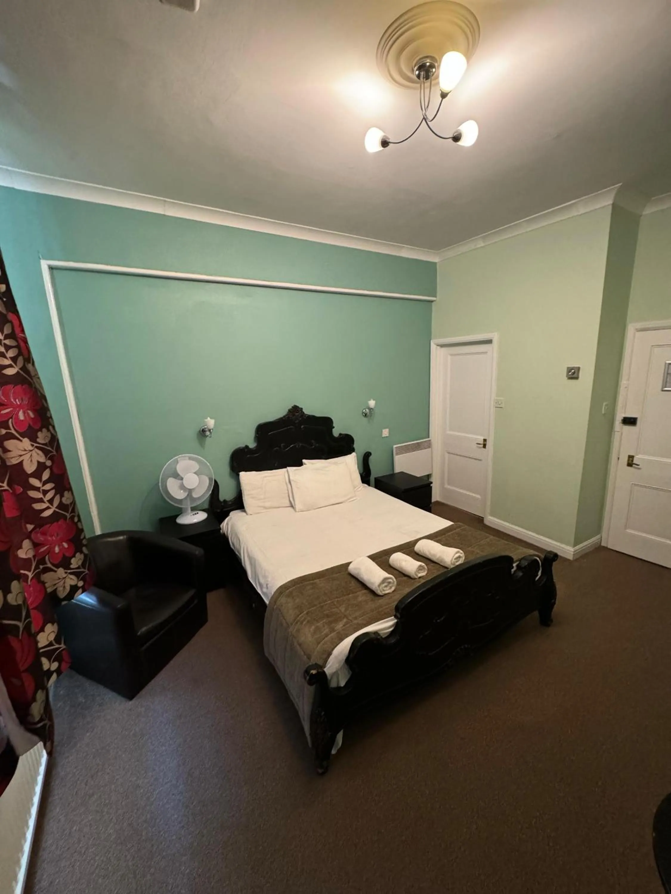 Bedroom, Bed in The George Hotel