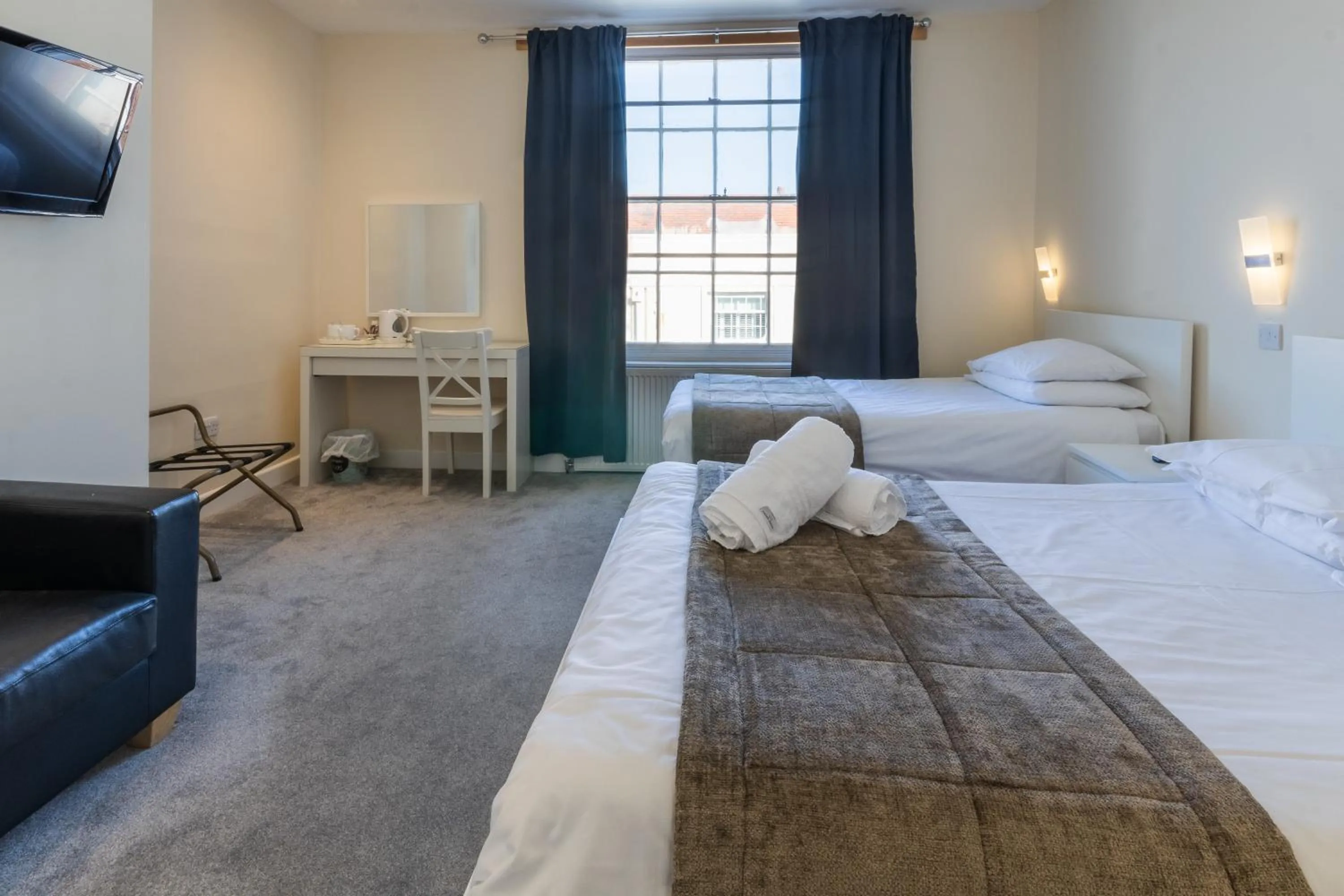 hair dresser, Bed in The George Hotel