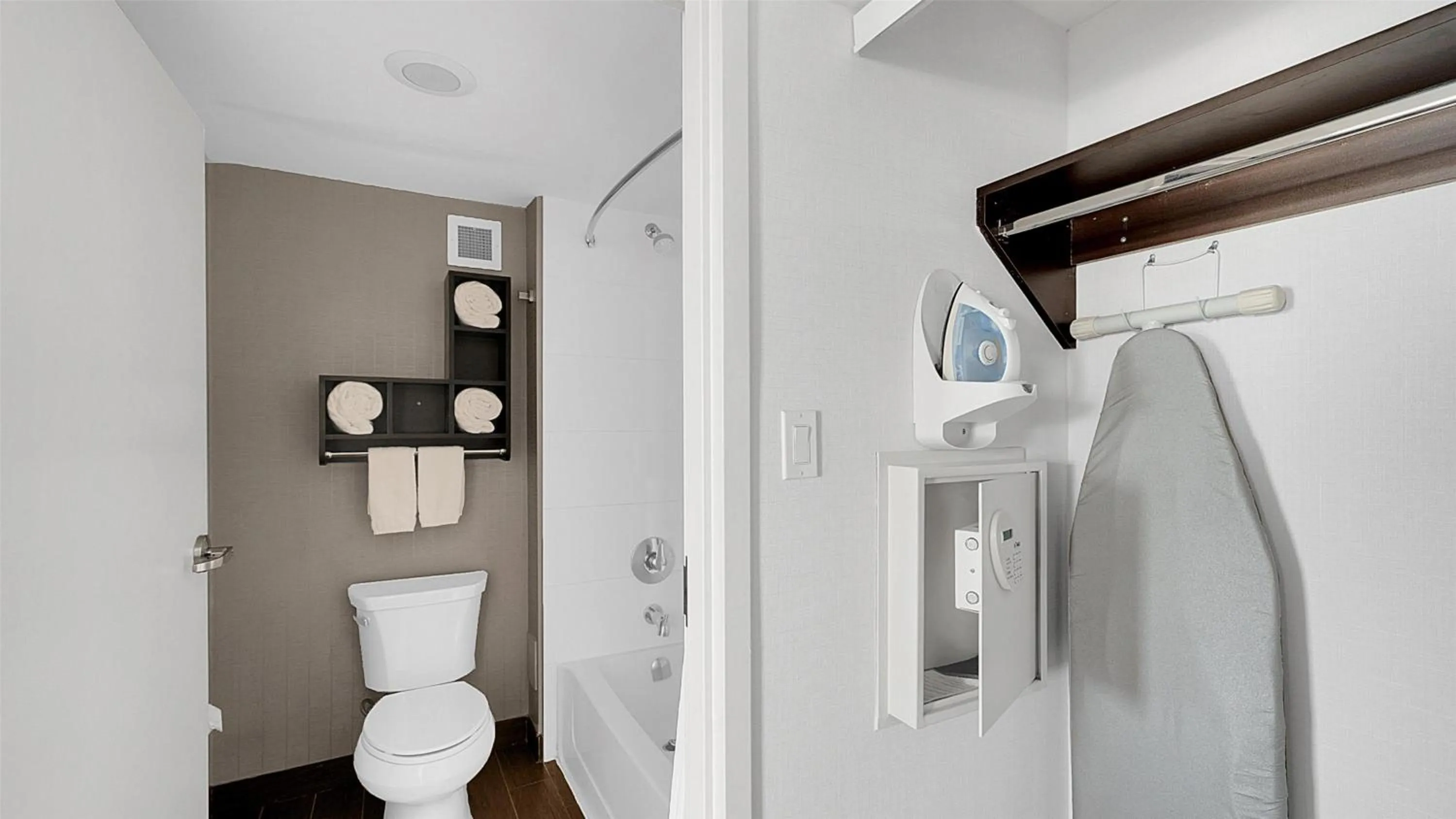 Bathroom in Hampton Inn & Suites by Hilton Toronto Markham