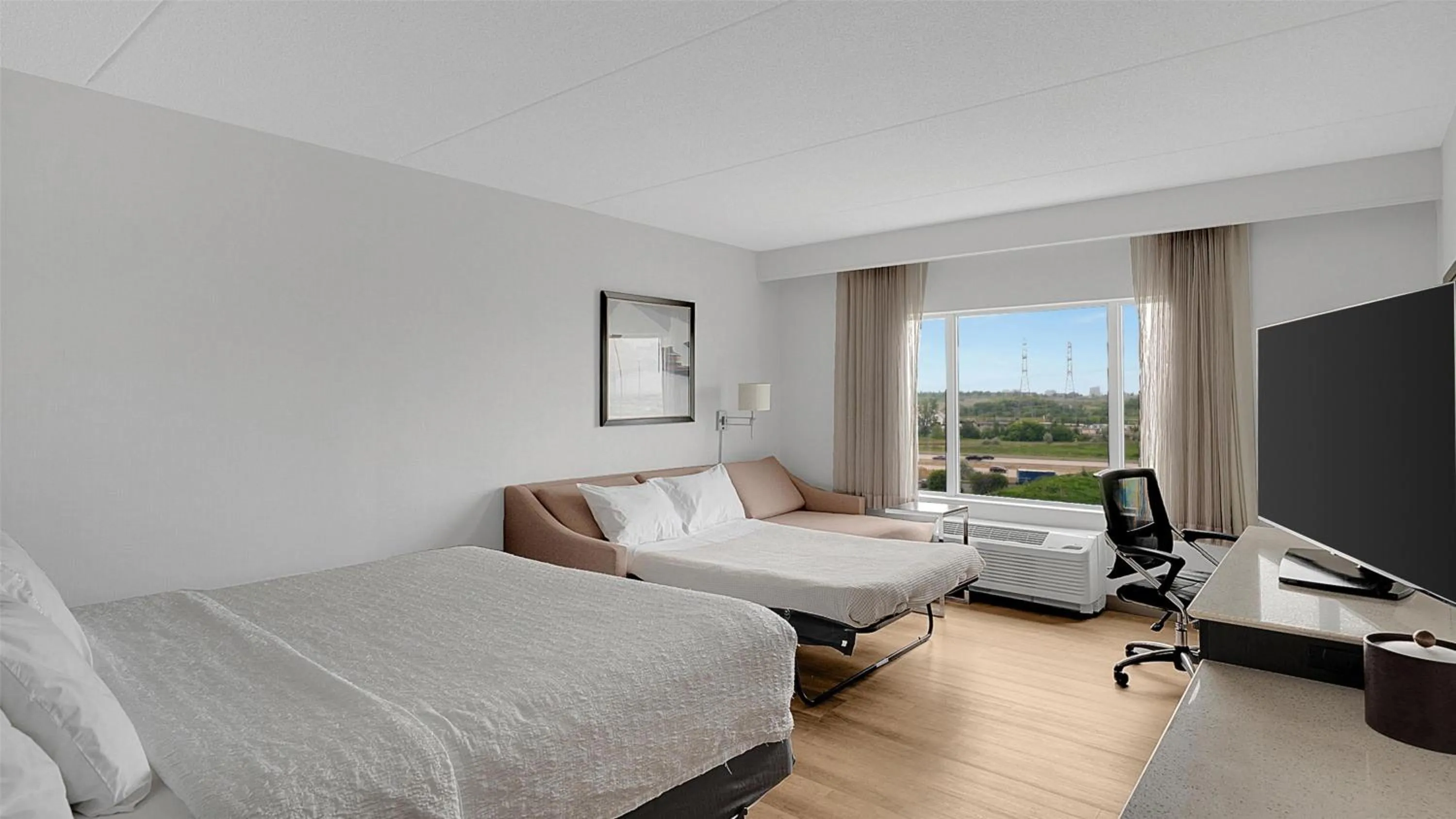 Living room, Bed in Hampton Inn & Suites by Hilton Toronto Markham
