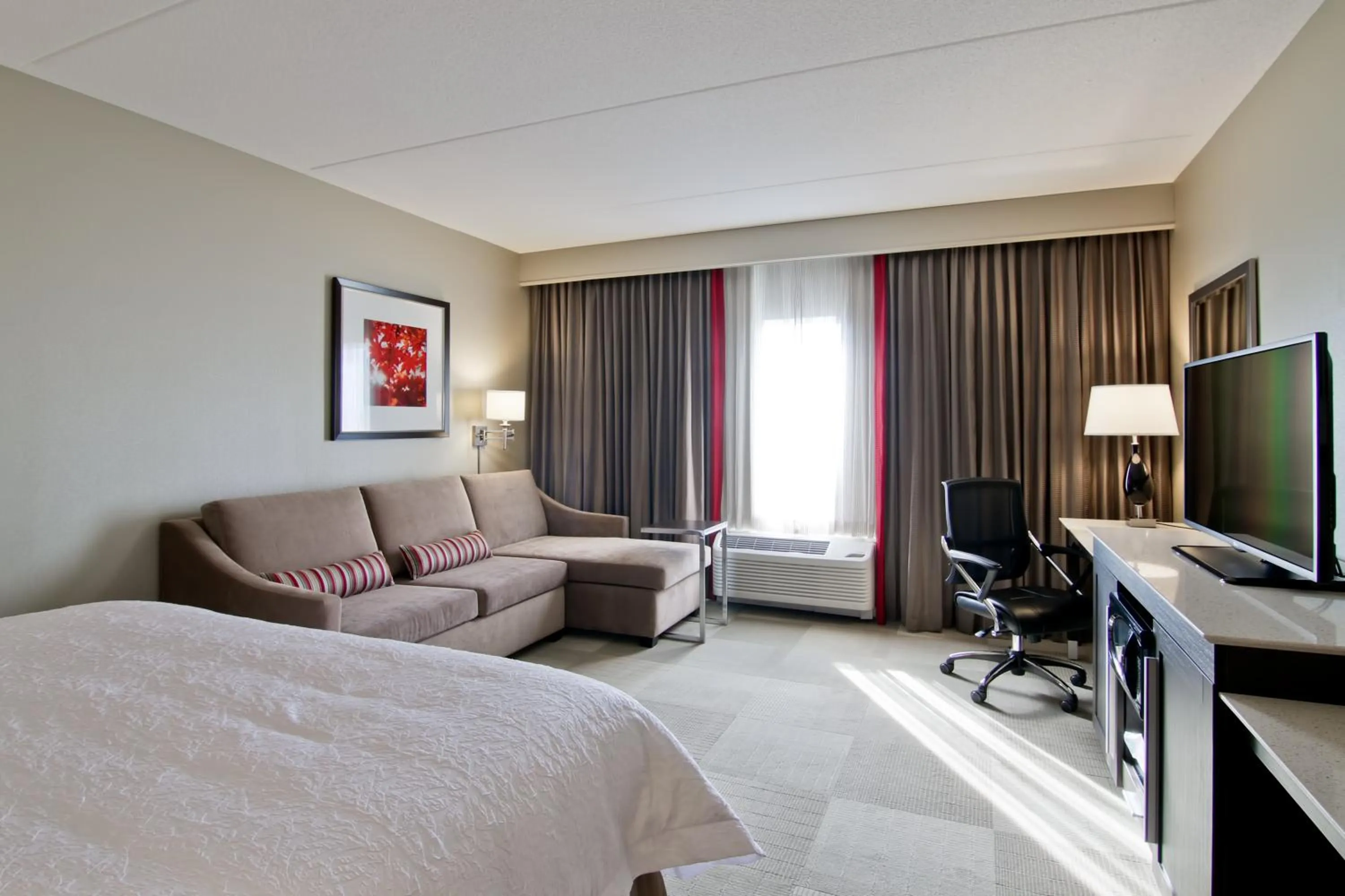 Bed in Hampton Inn & Suites by Hilton Toronto Markham