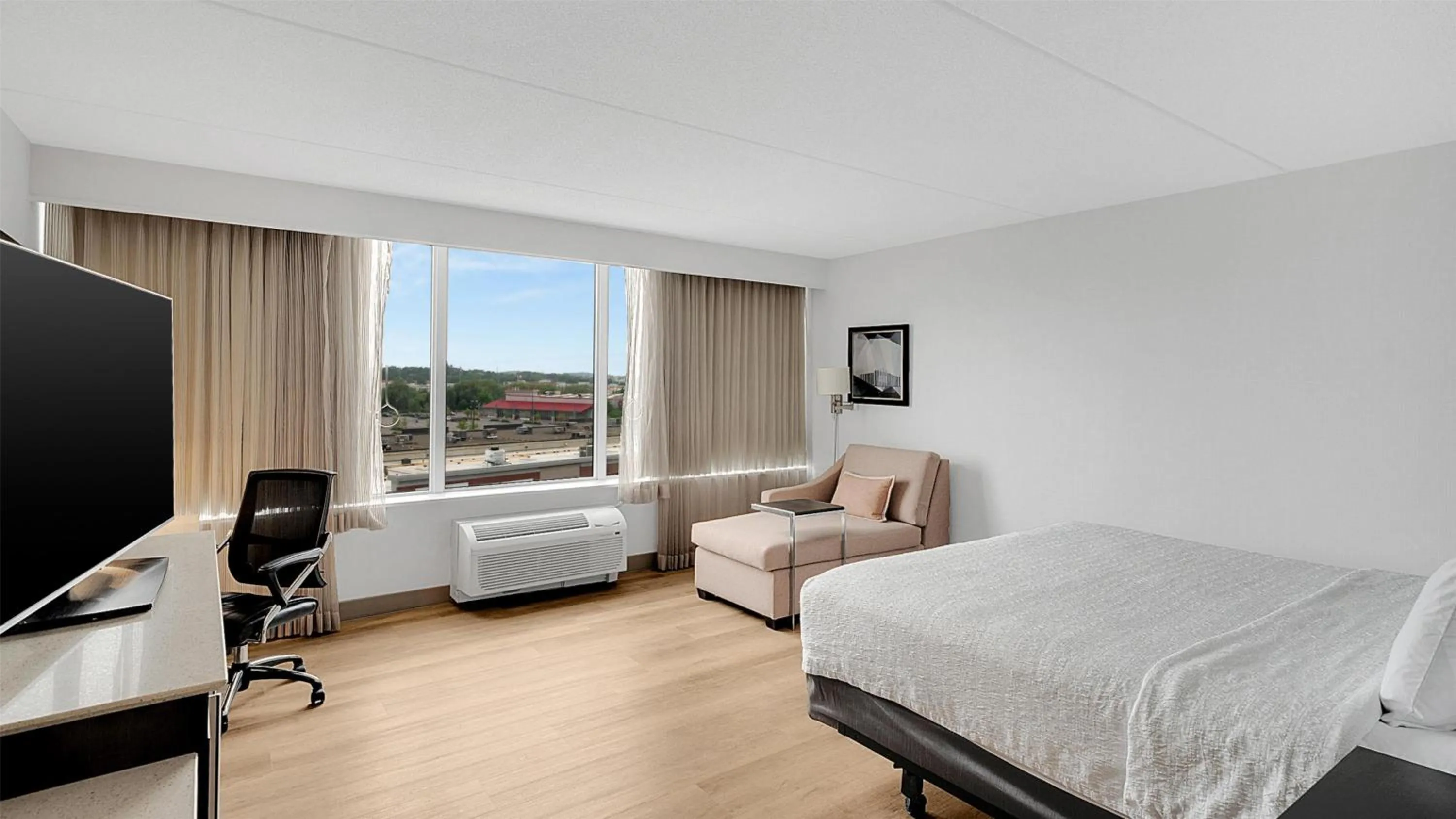 Bed in Hampton Inn & Suites by Hilton Toronto Markham