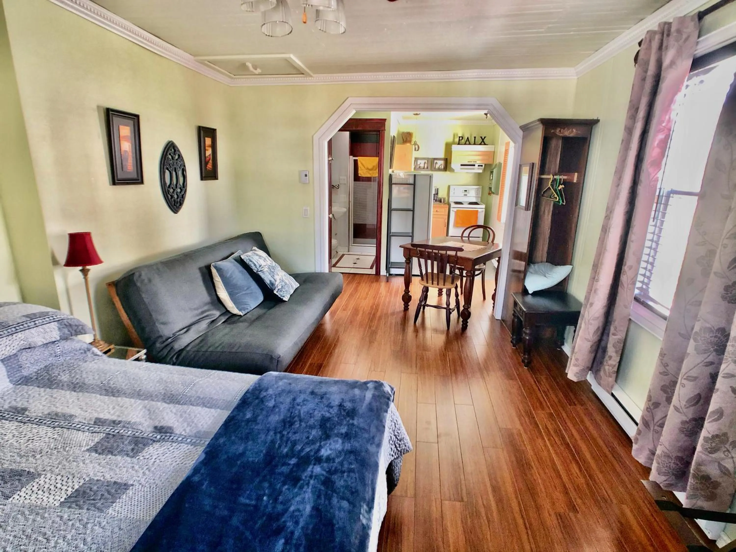 Photo of the whole room, Bed in Gîte du Village - Deschambault