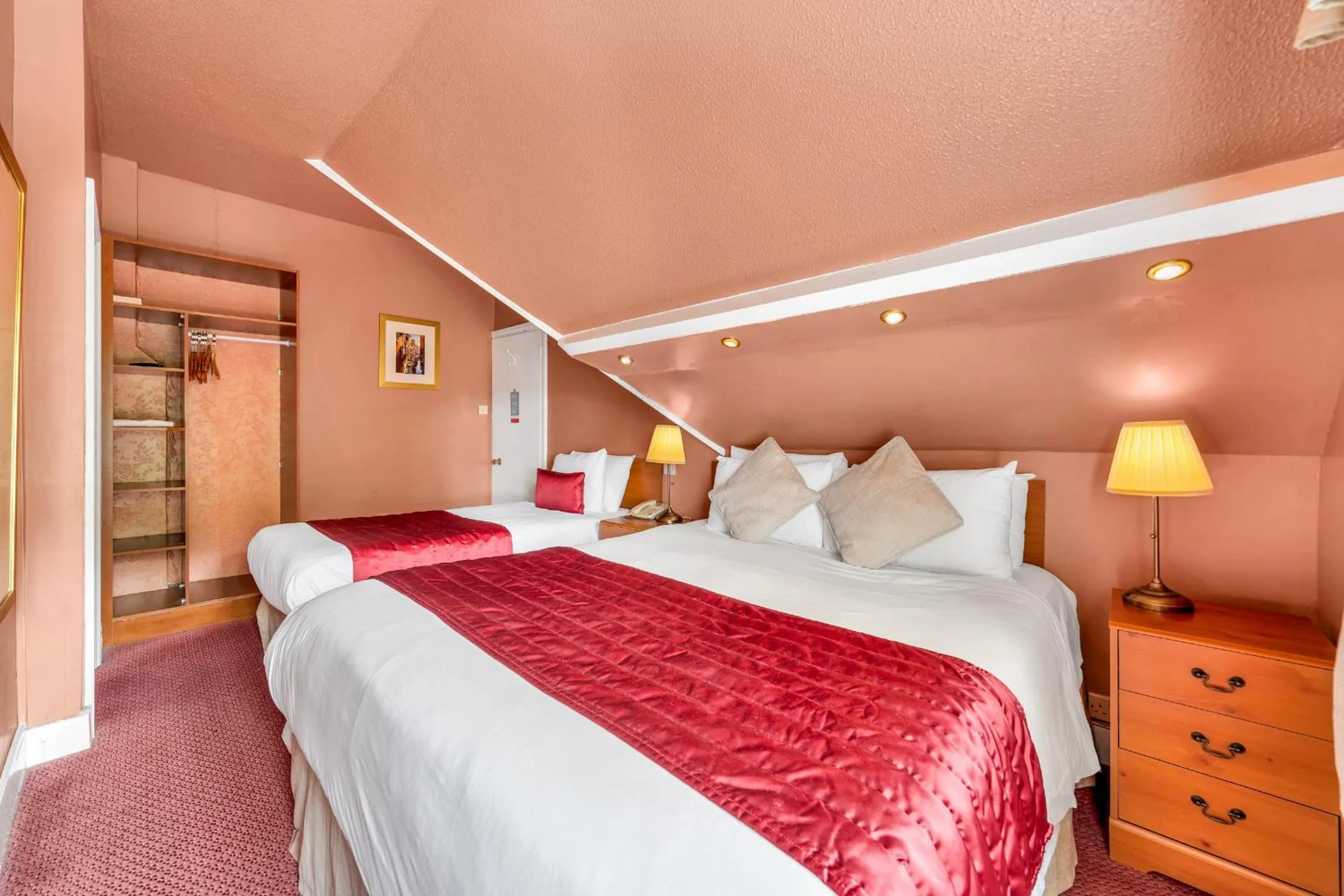 Family, Bed in Dial House Hotel